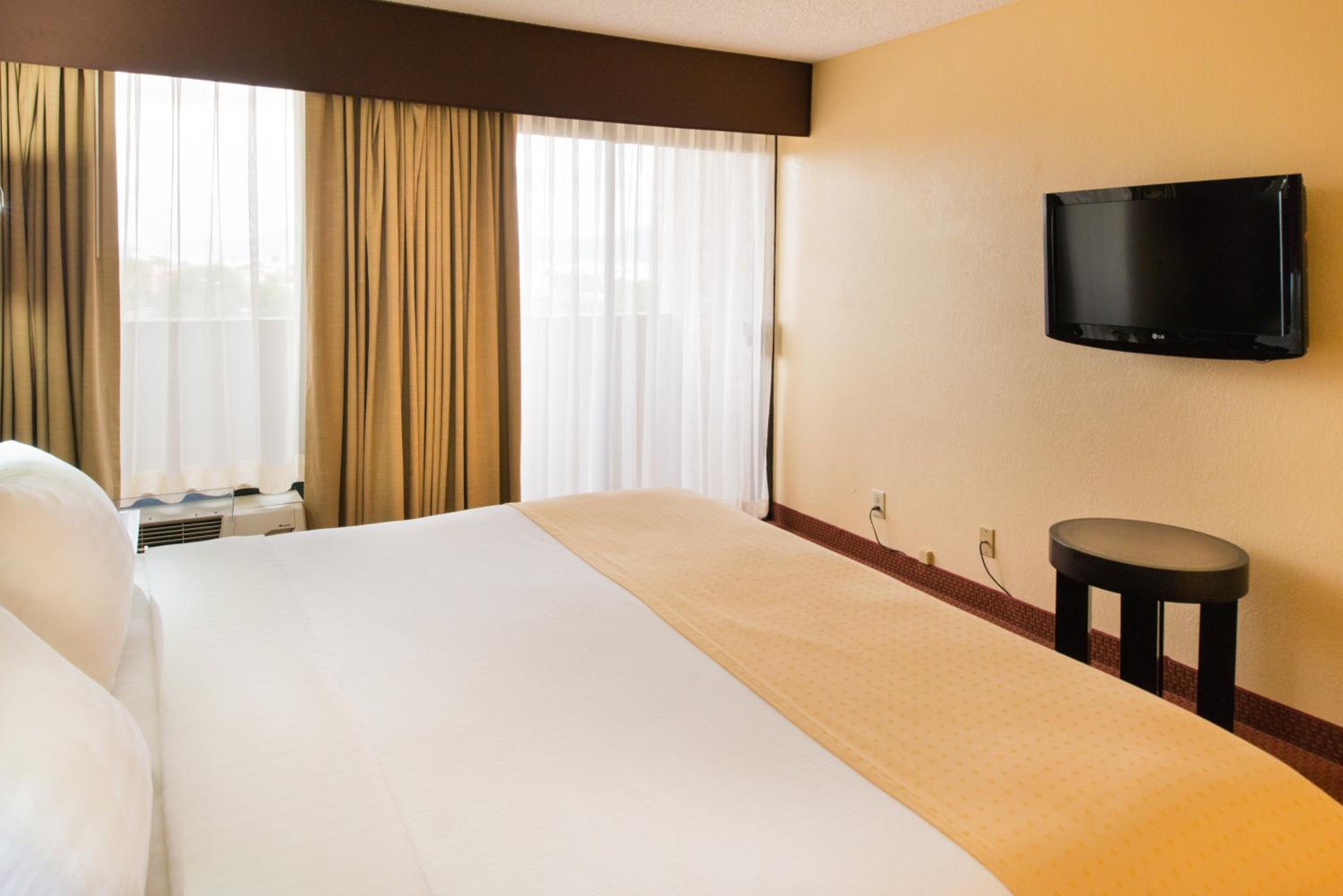 King Suite with Spa Bath - Non-Smoking - Photo 3