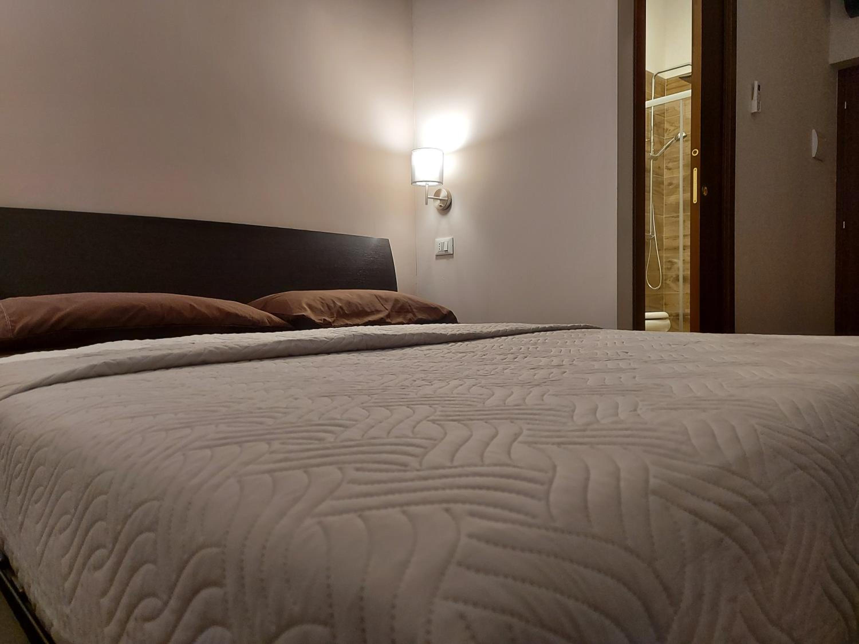Double Room with Private Bathroom - Photo 12