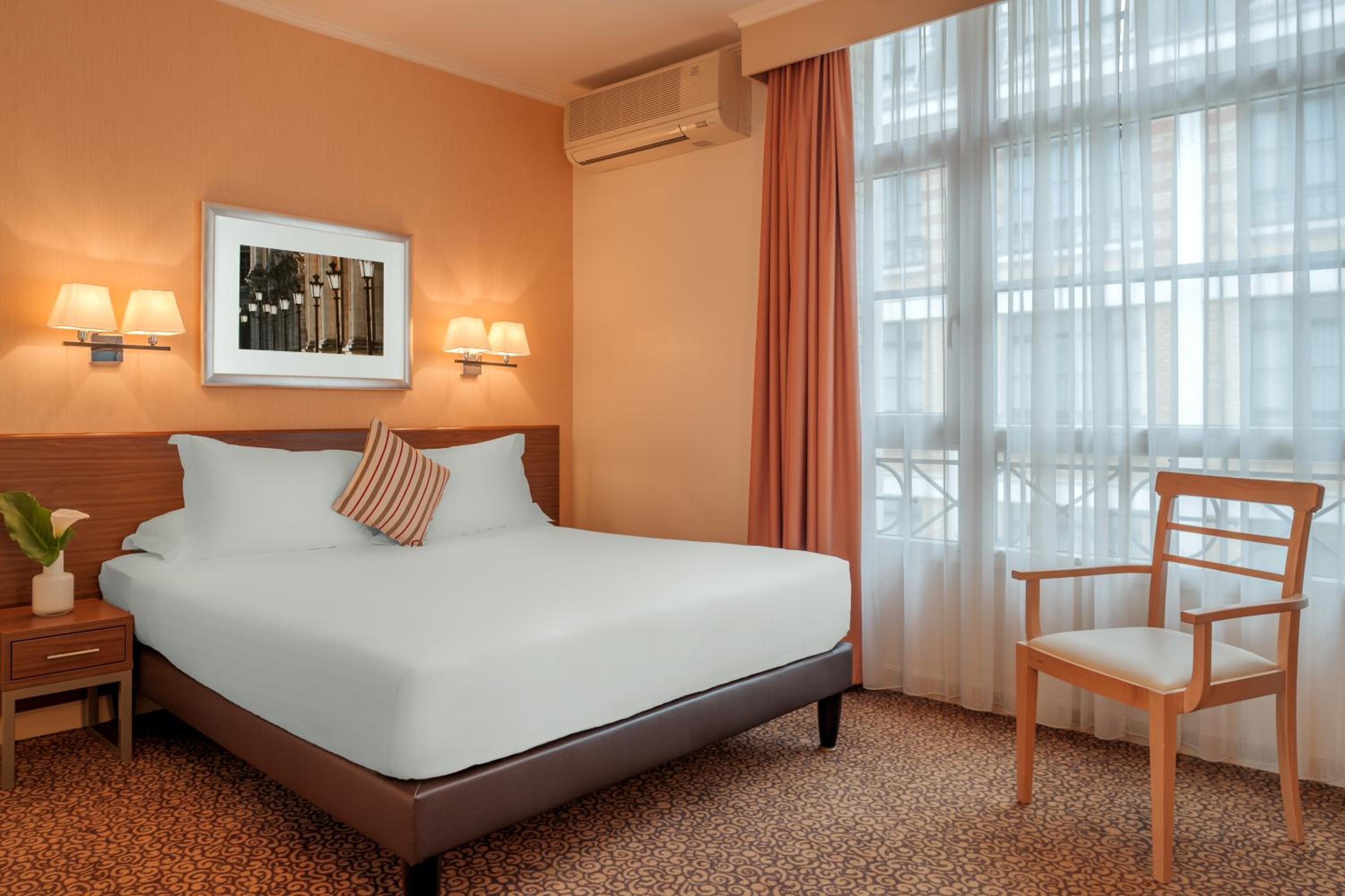 One-Bedroom Appartment with Seine River View