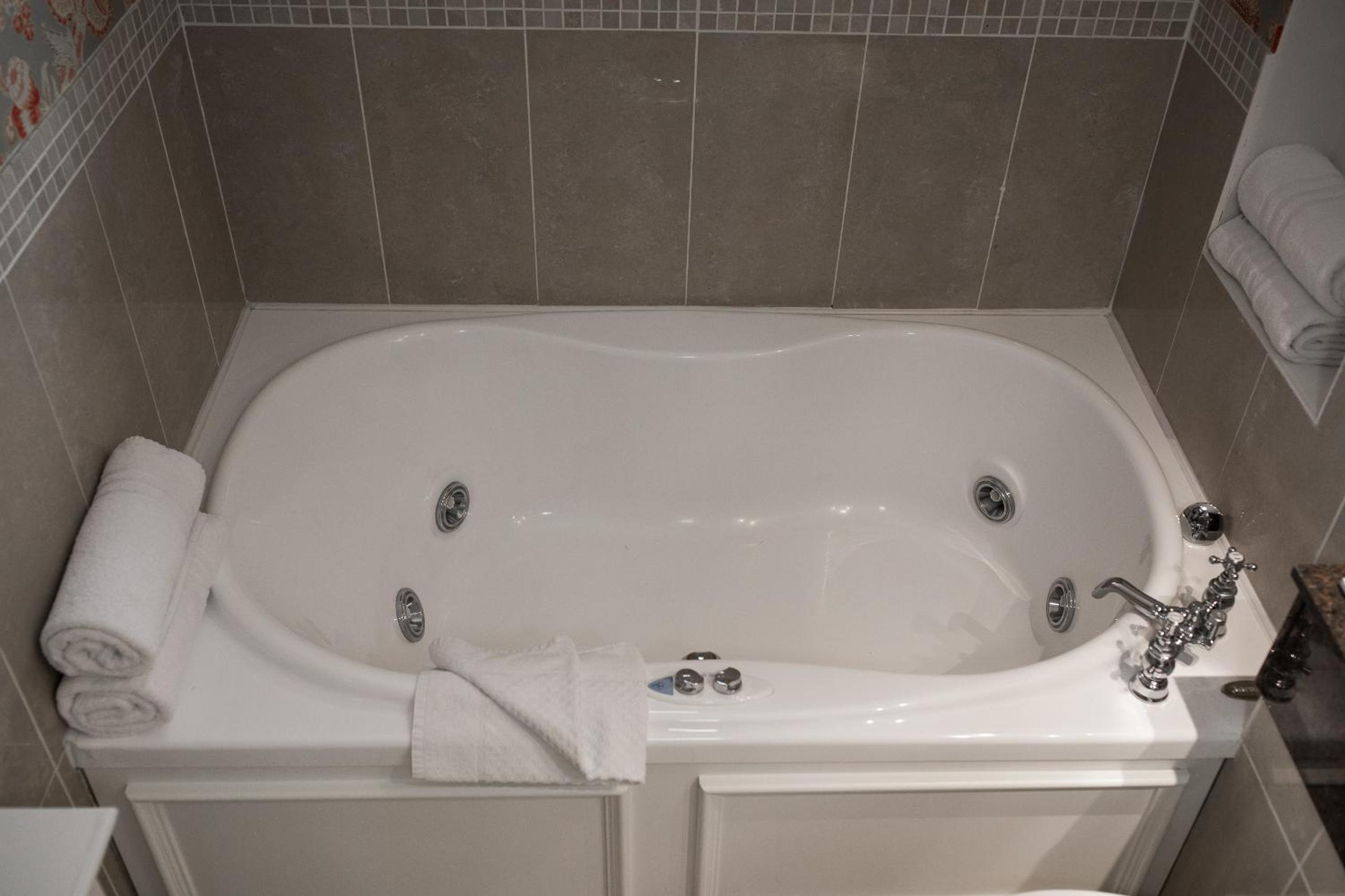 Deluxe Junior Suite - Photo 3