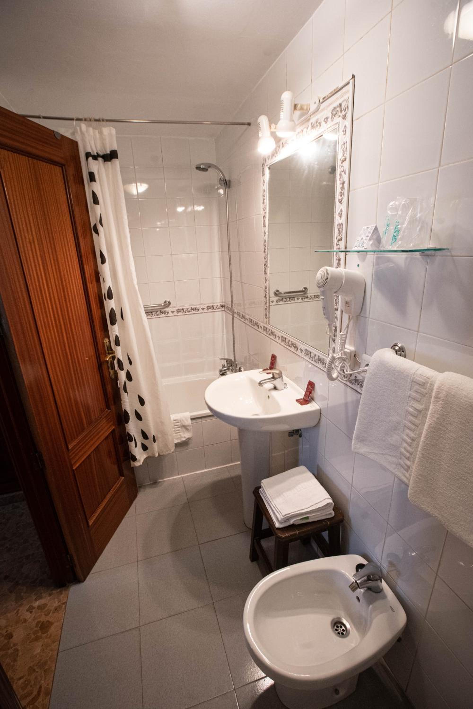 Triple Room - Photo 11