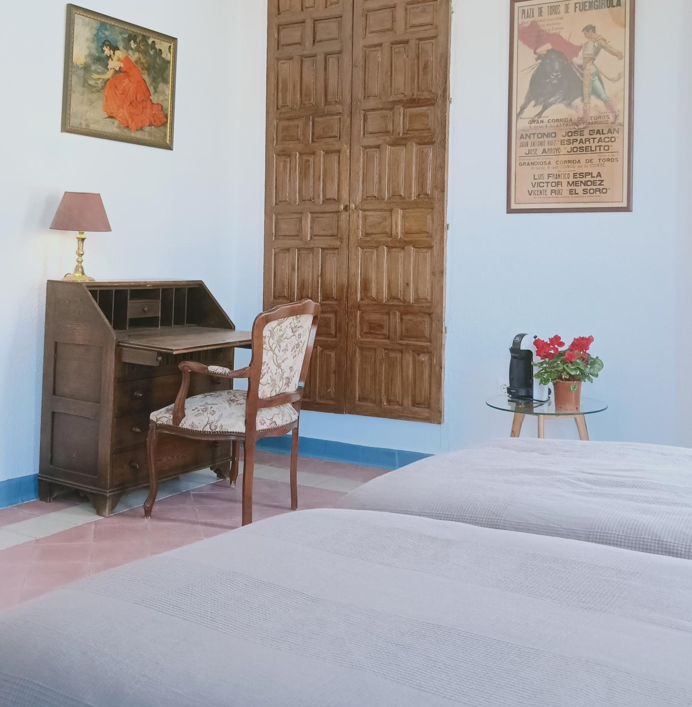 Twin Room with Private Bathroom - Photo 4