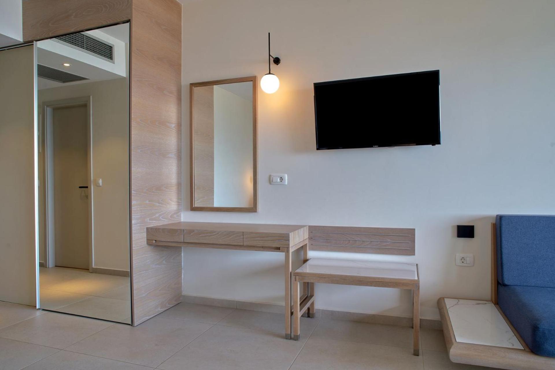 Superior Room with Sea View - Photo 3