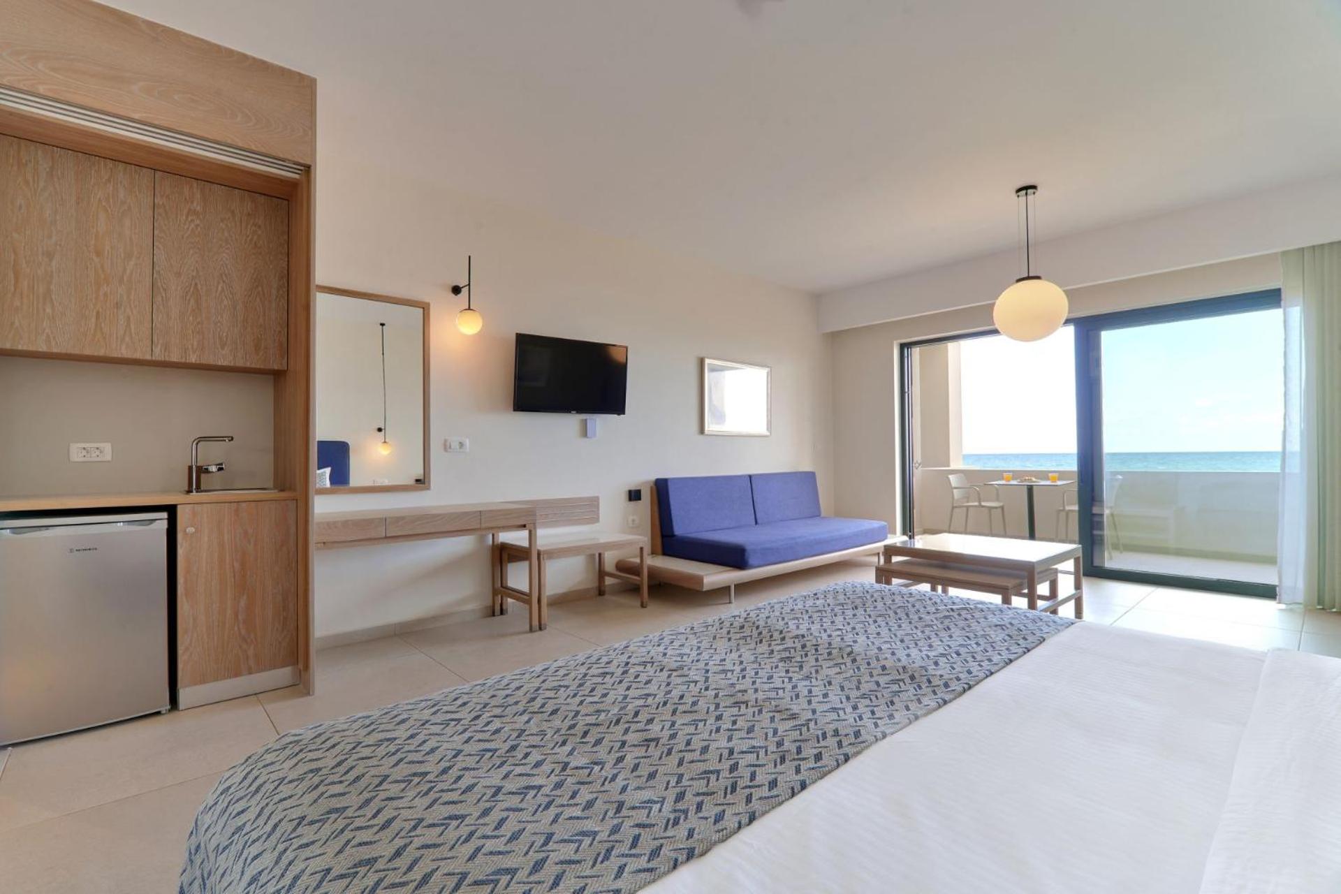 Superior Room with Sea View - Photo 7