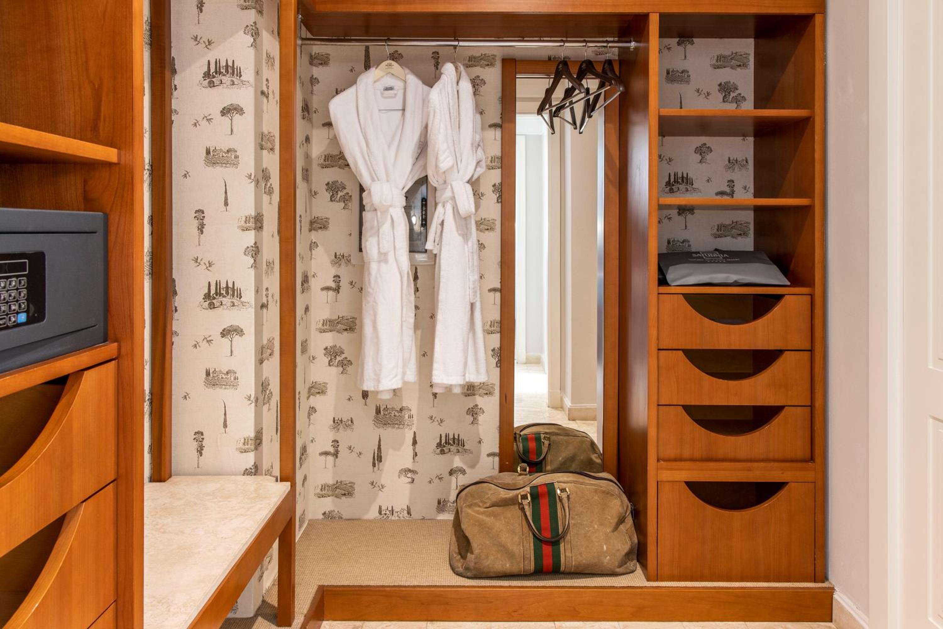 Deluxe Double or Twin Room - Photo 7