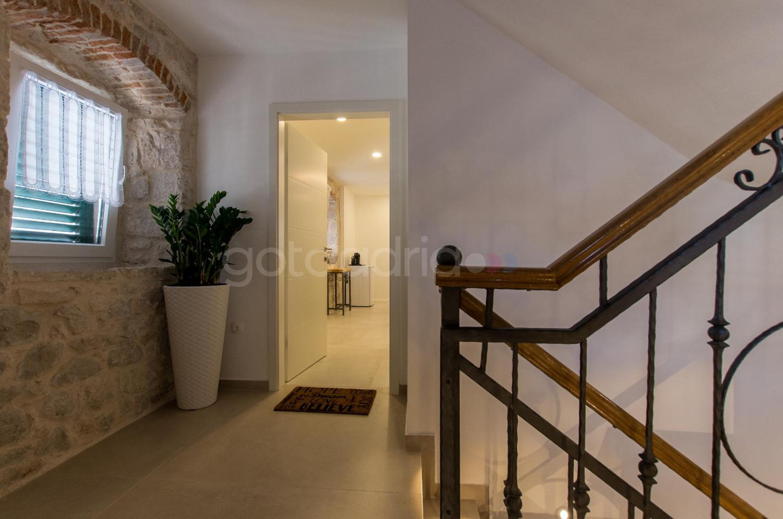 Deluxe King Room - Photo 10