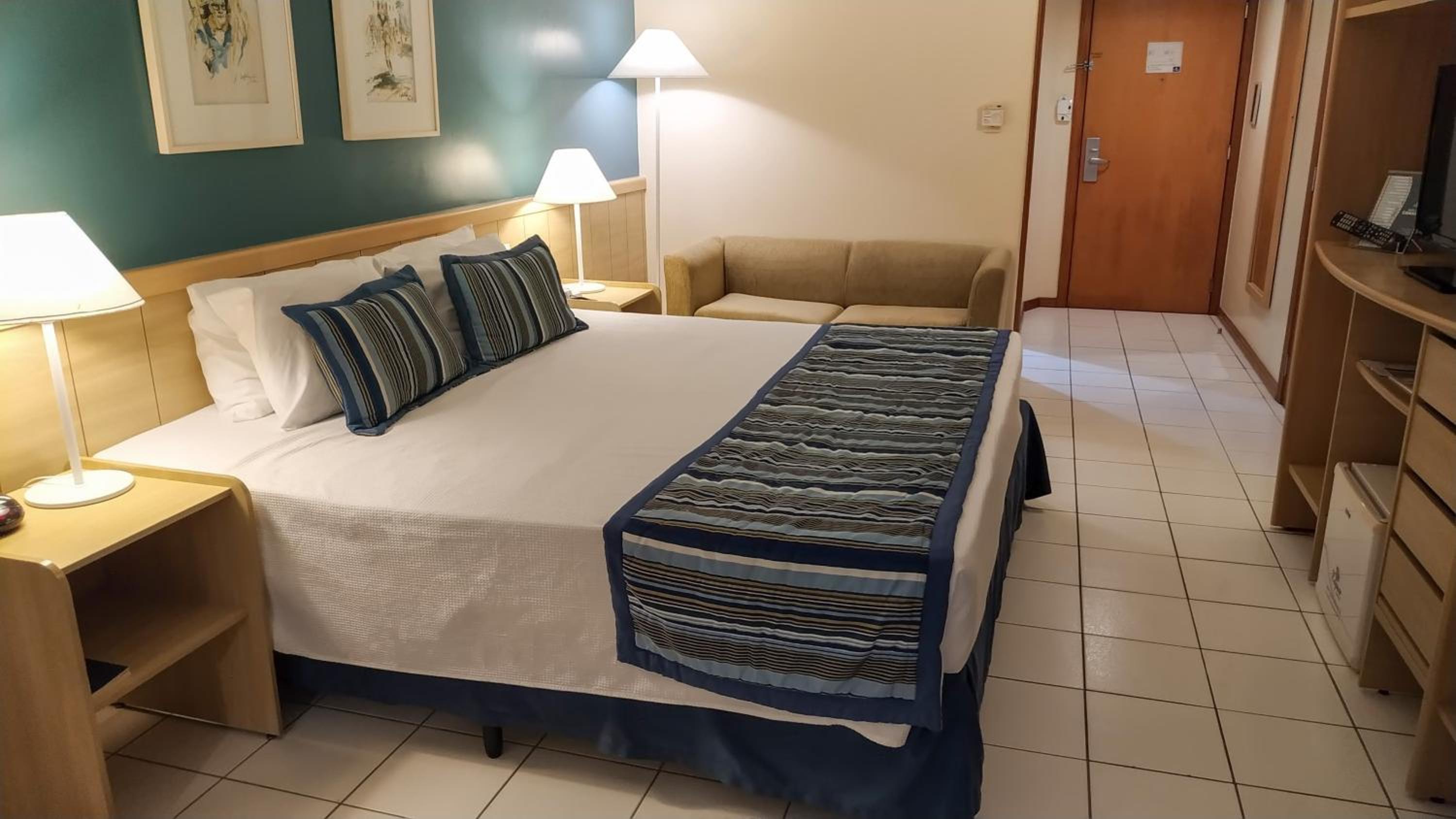 Deluxe Room thumbnail 5