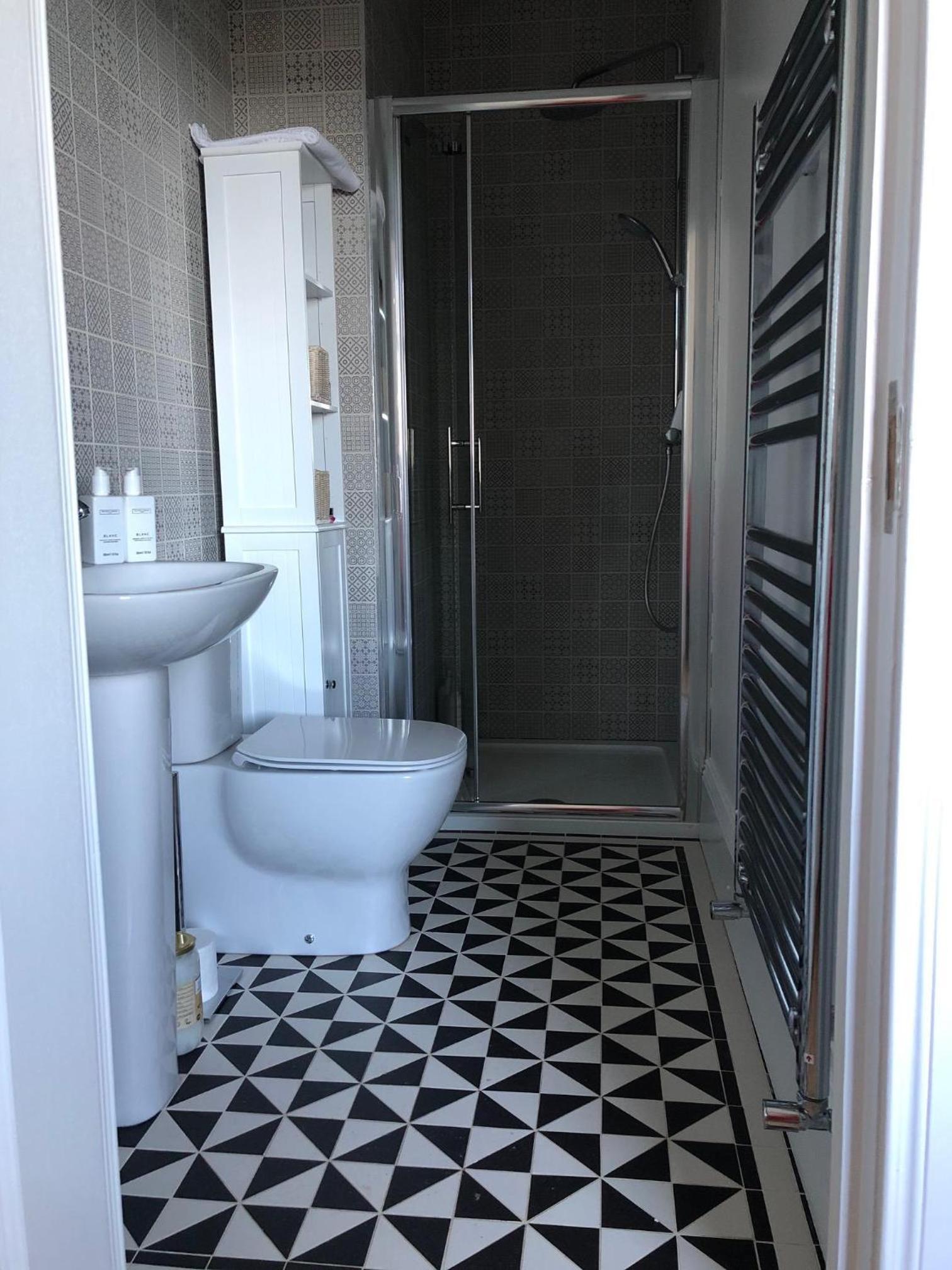 Deluxe Double Room with Shower - Photo 4