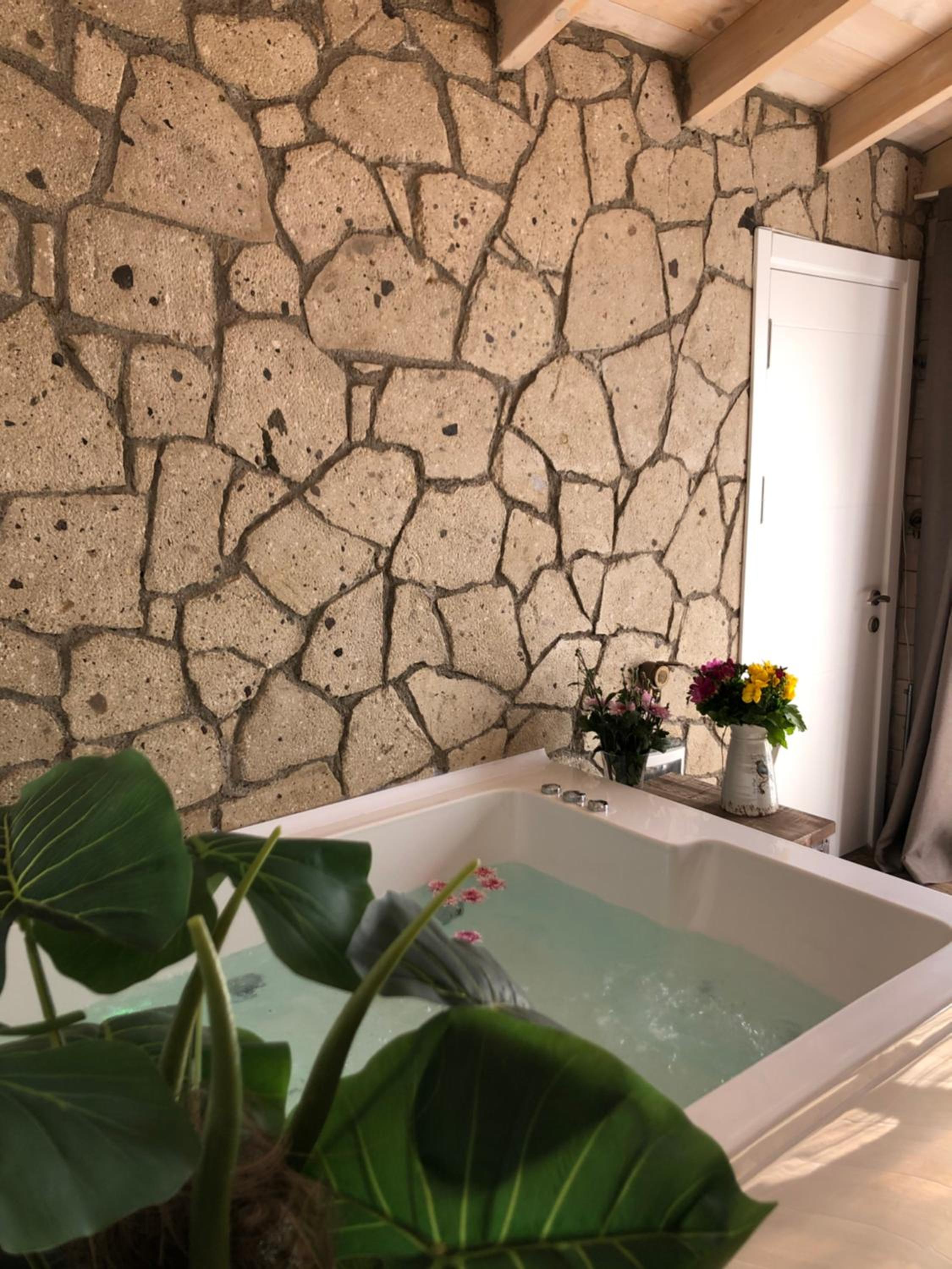 Double Room with Spa Bath - Photo 2
