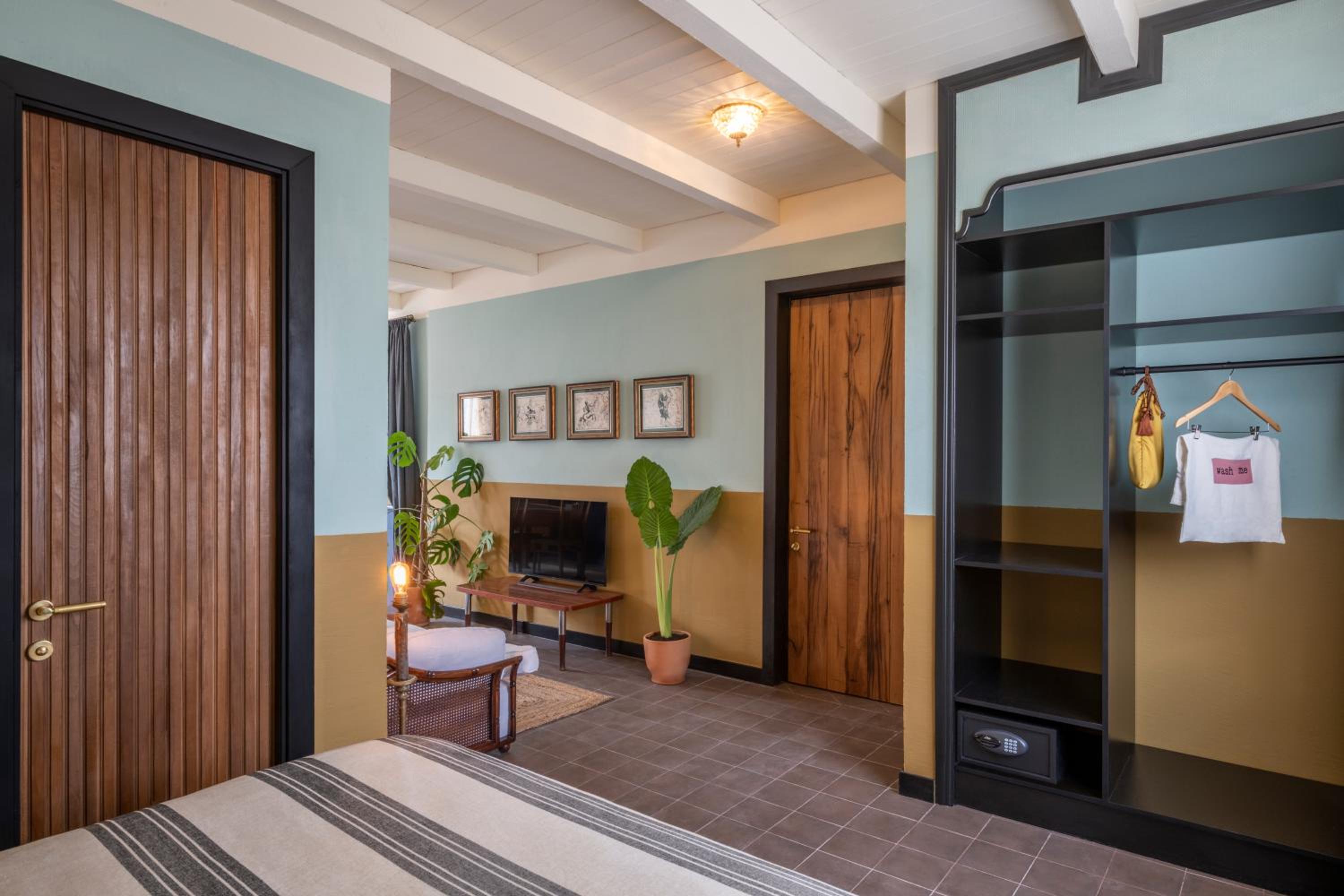 Suite with Pool View photo 3