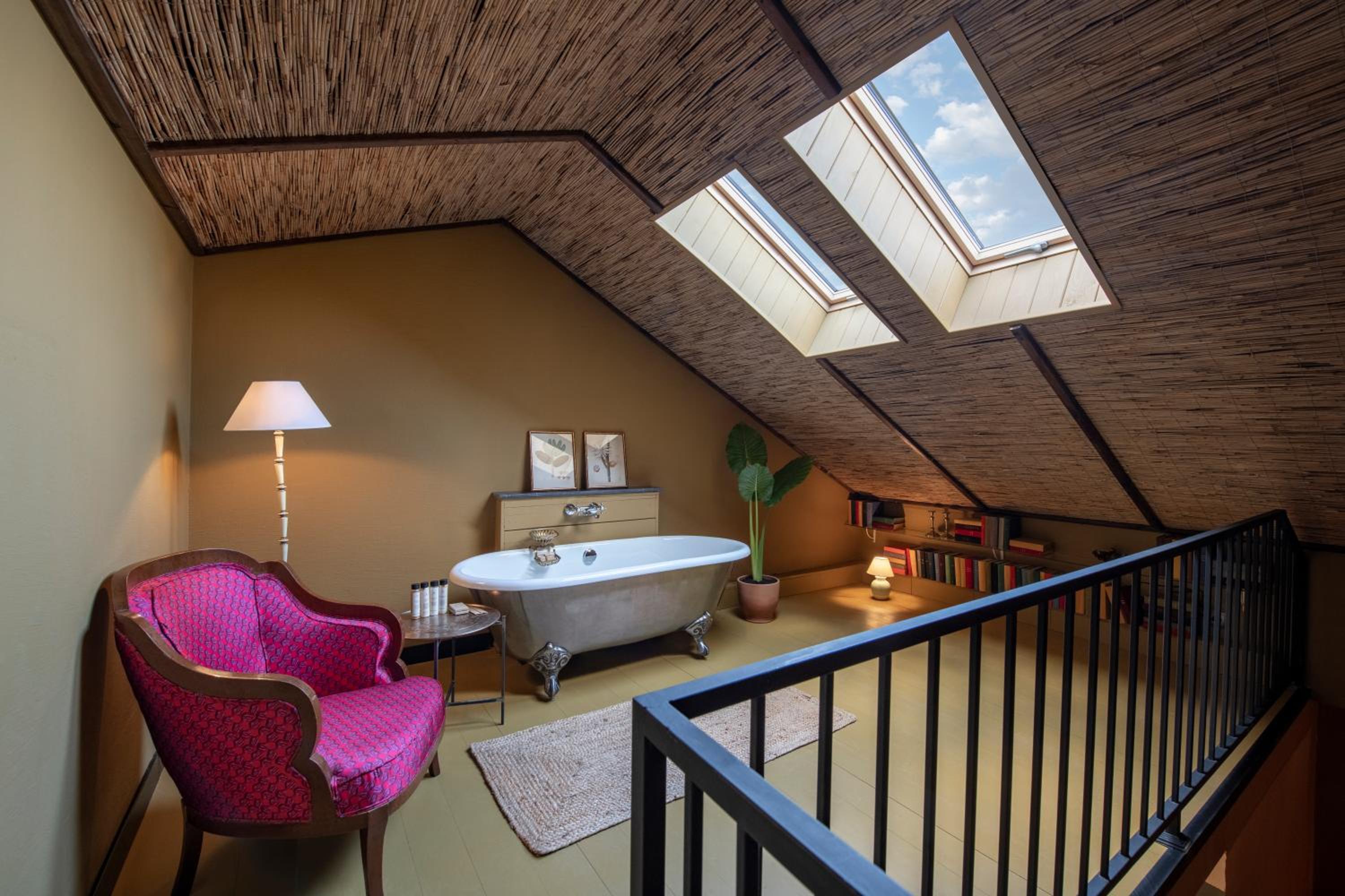 Suite with Hot Tub - Photo 7