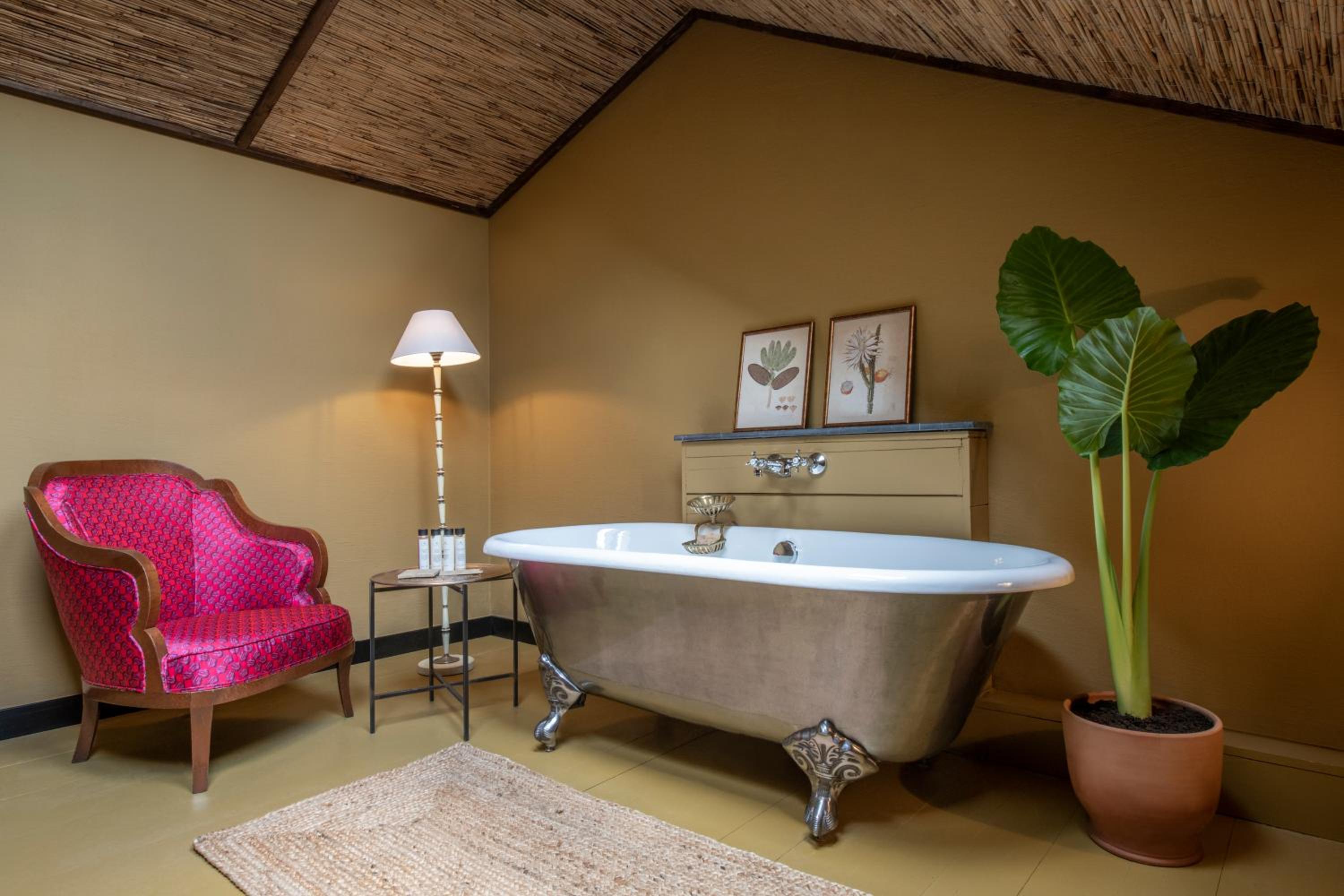 Suite with Hot Tub - Photo 6