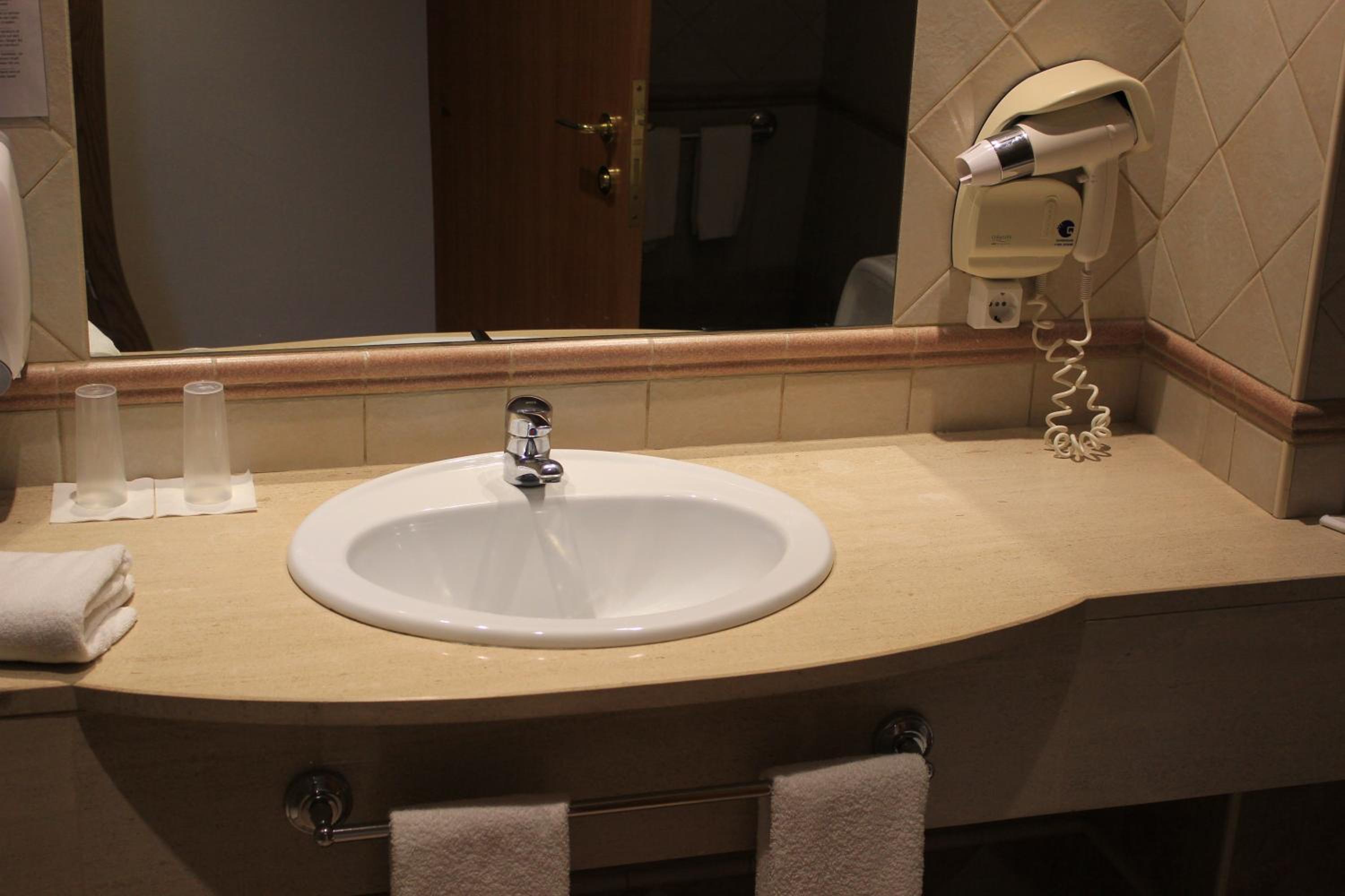 Double or Twin Room - Photo 3