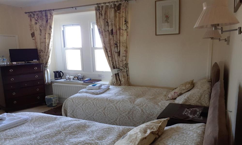Twin Room with Private Bathroom photo 2