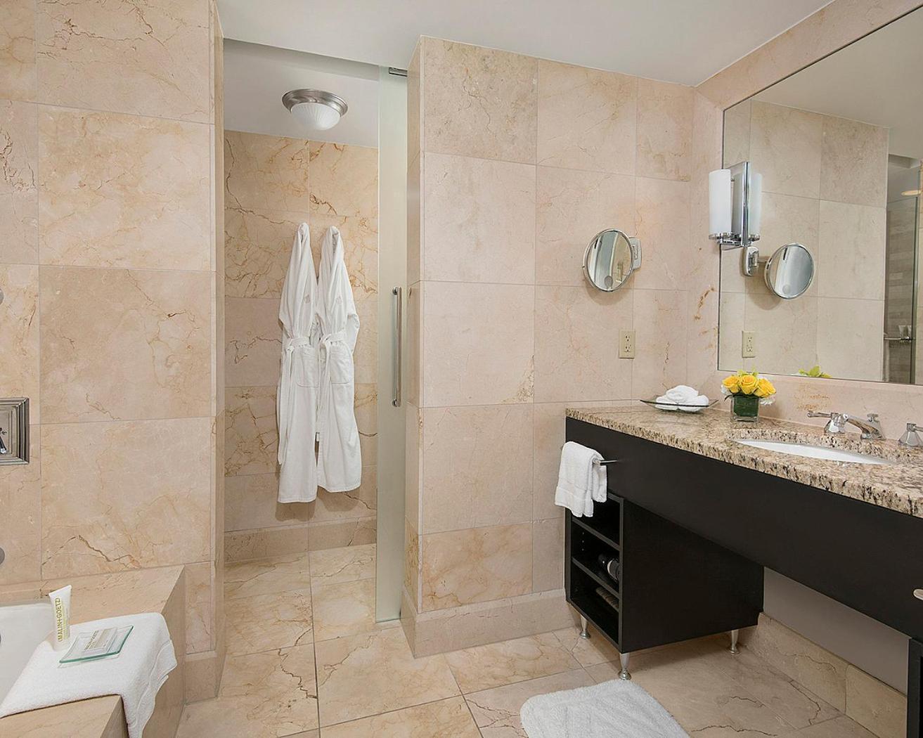 Executive King Suite with City View - Photo 3