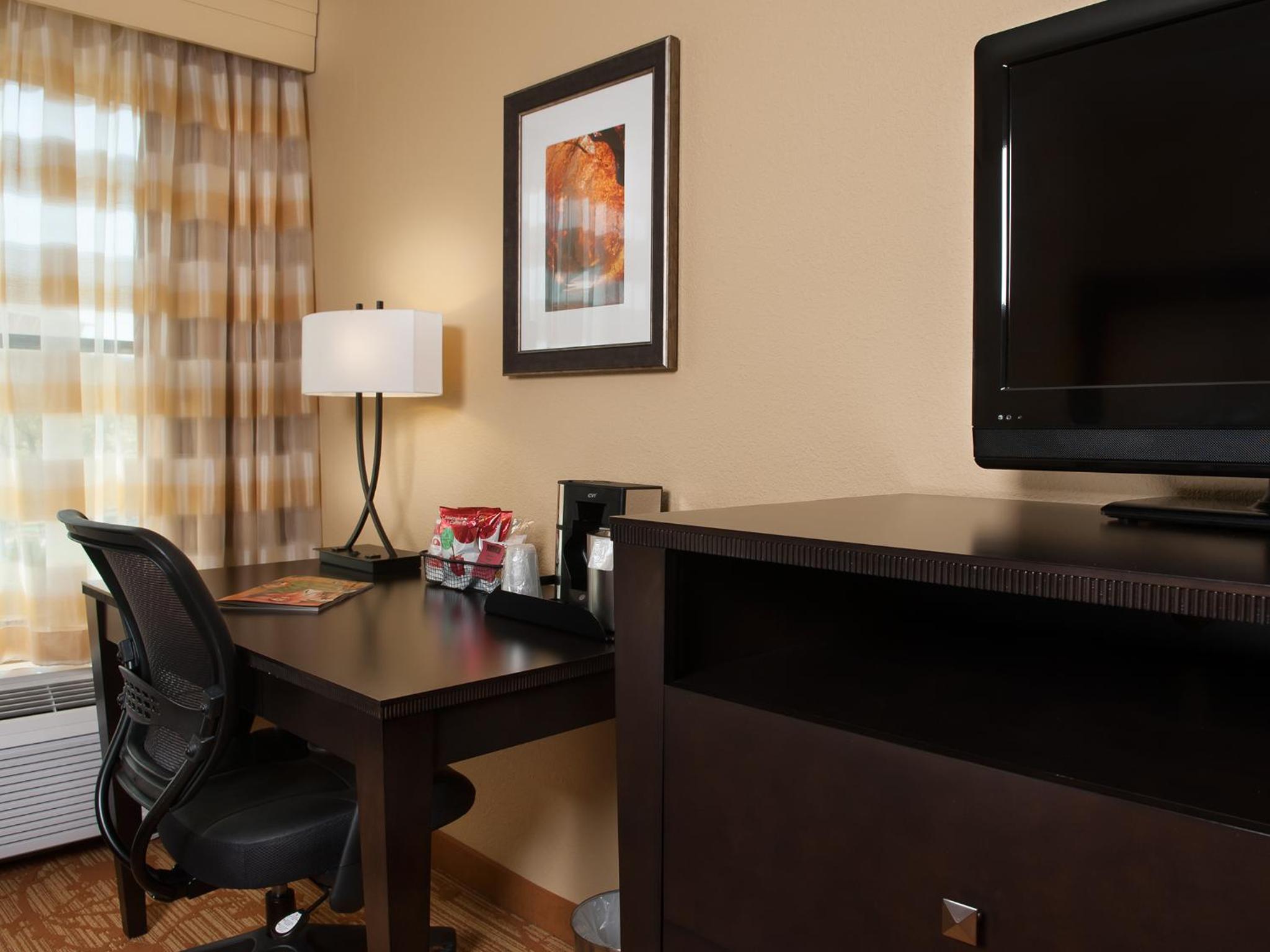 King Room with Roll-In Shower - Disability Access/Non Smoking - Photo 6