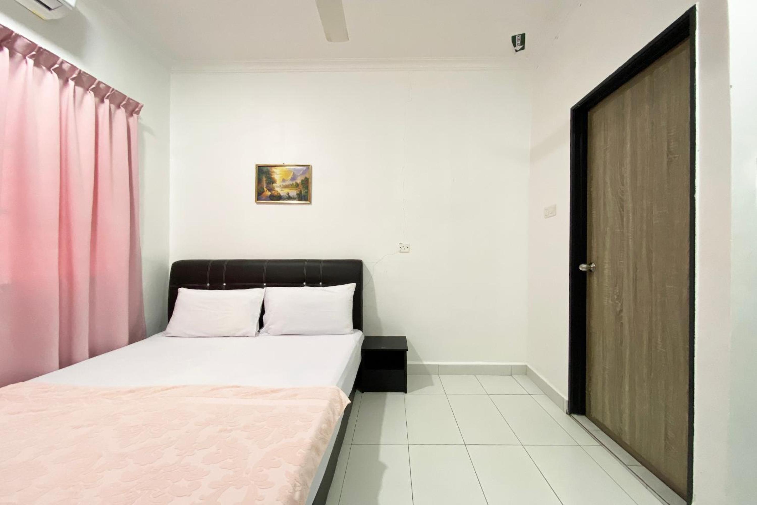 Family Room with Private Bathroom - Photo 6