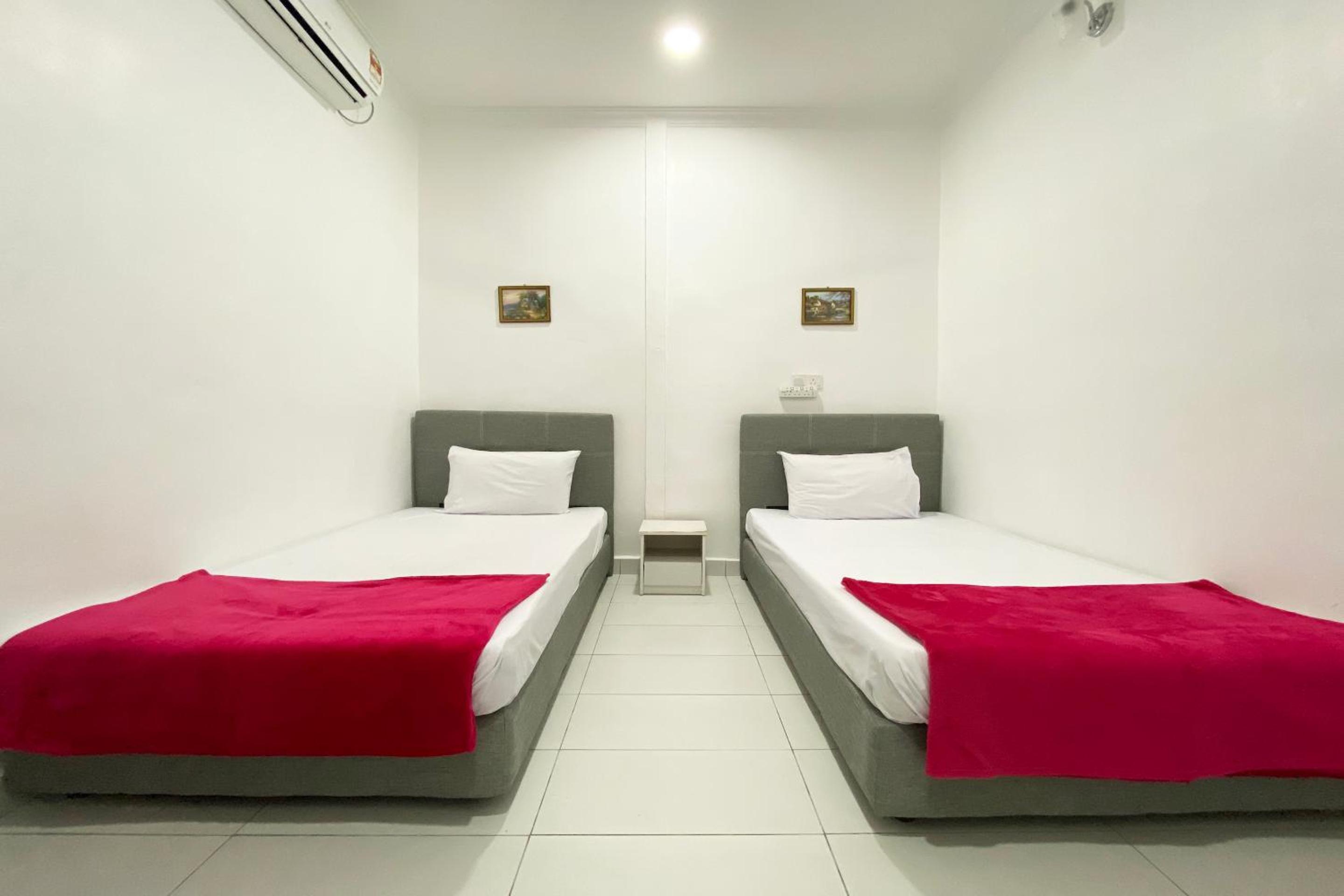 Twin Room with Bathroom - Photo 8