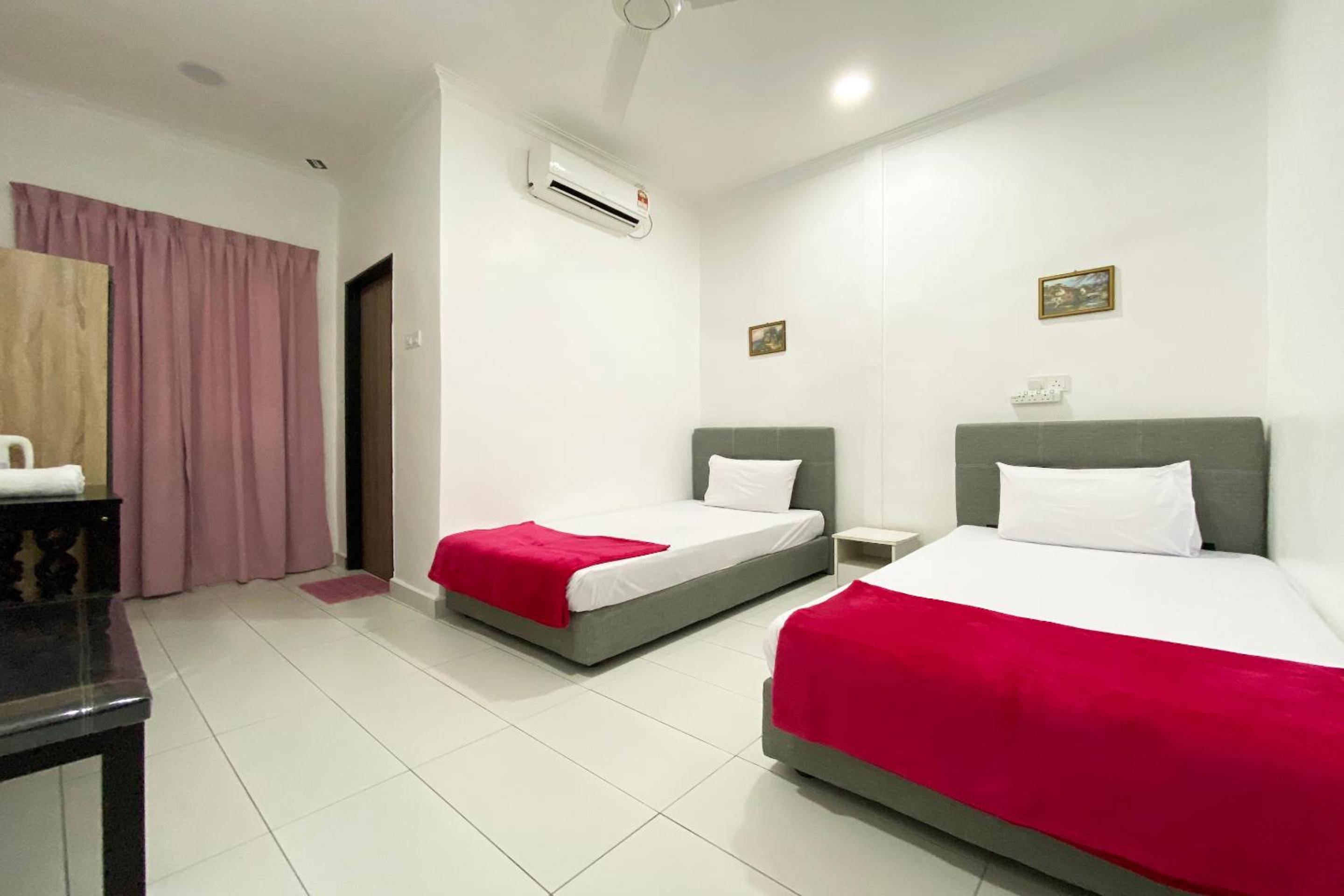 Twin Room with Bathroom - Photo 7