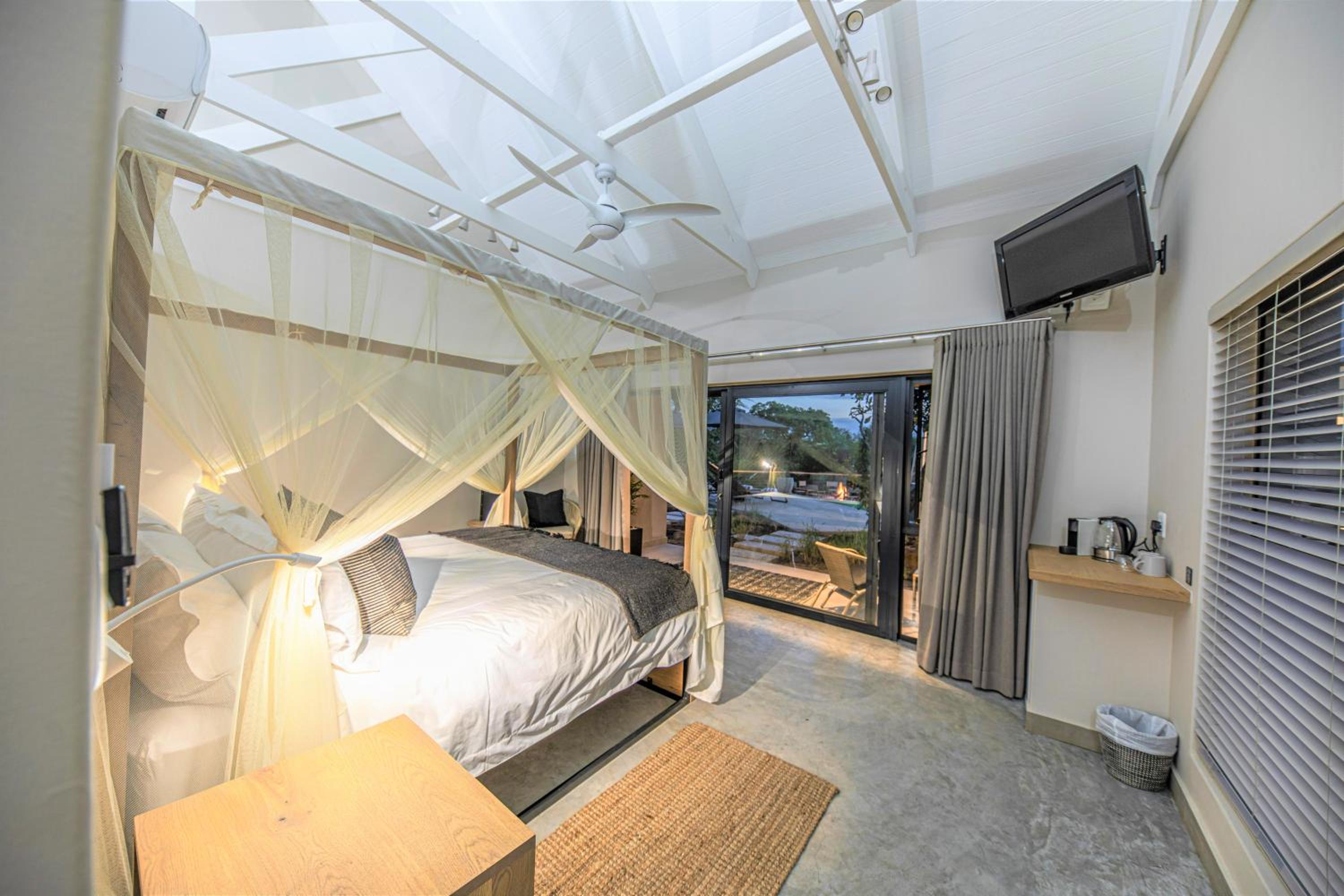 Standard King Room photo 3