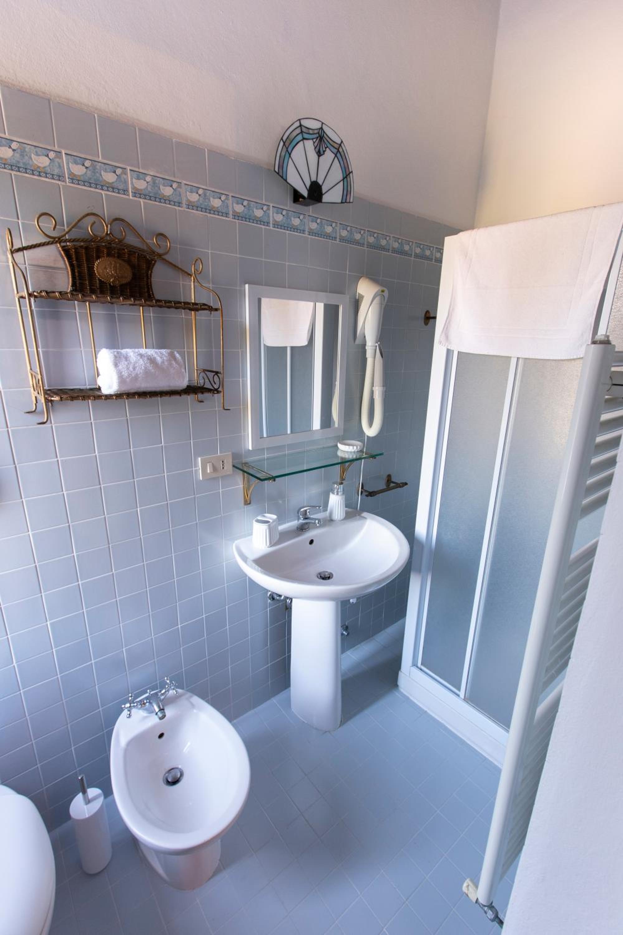 Quadruple Room with Private Bathroom - Photo 4