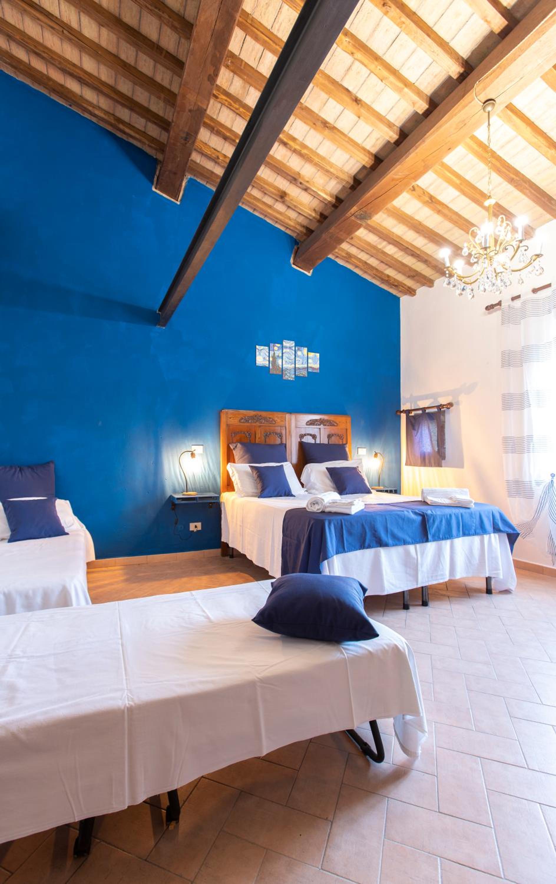 Quadruple Room with Private Bathroom - Photo 9