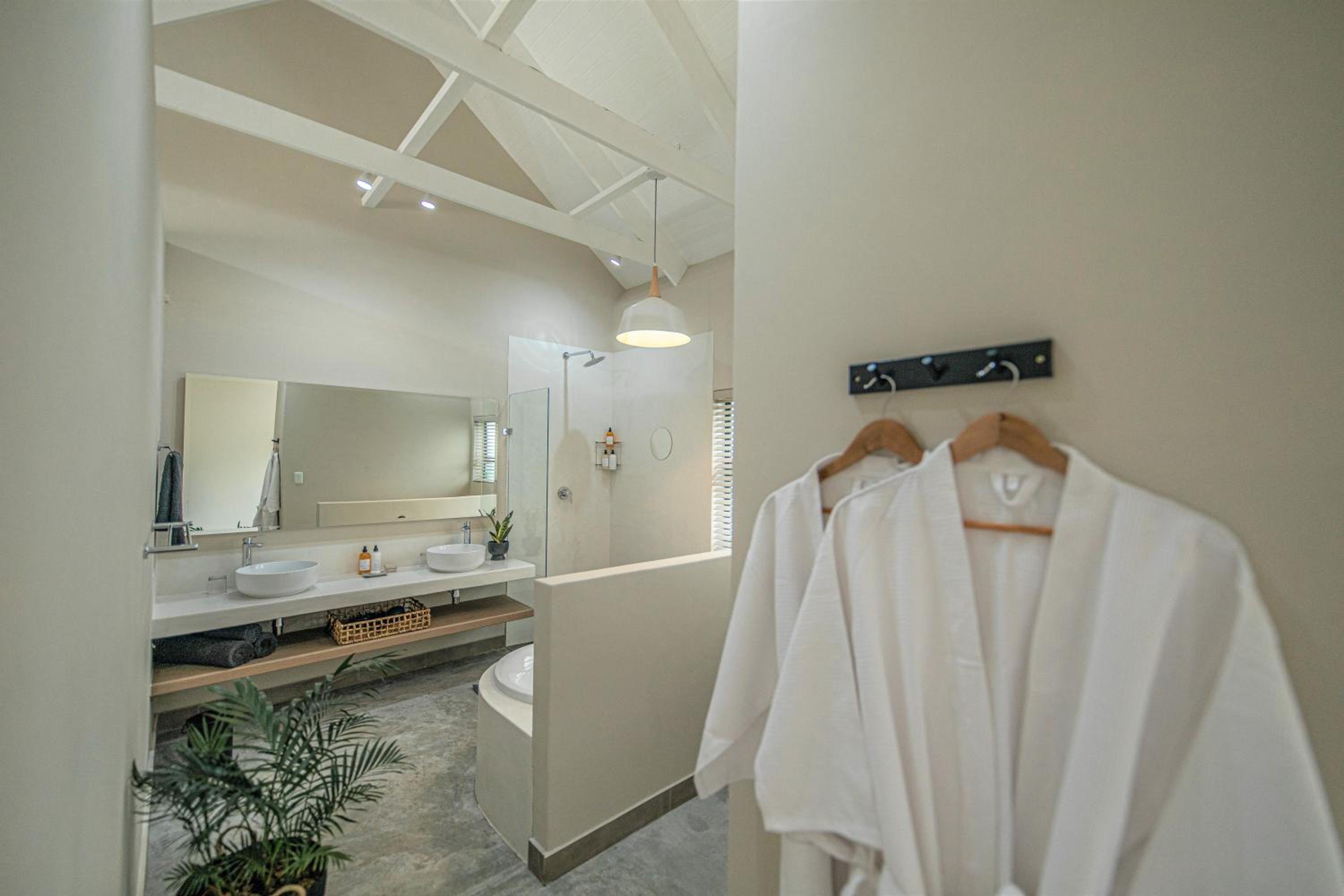 Deluxe King Room with Bath photo 2