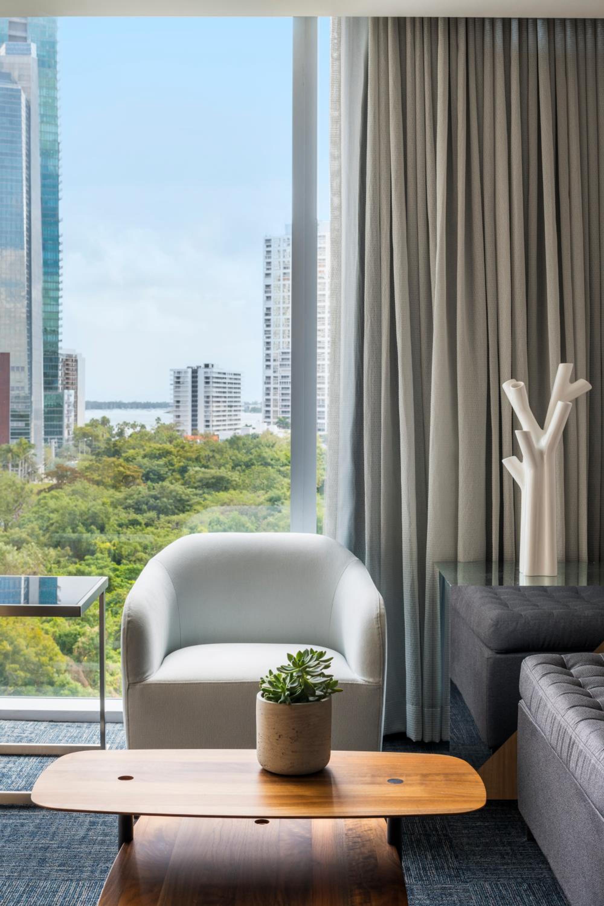 Executive One-Bedroom King Suite - City and Bay View thumbnail 5