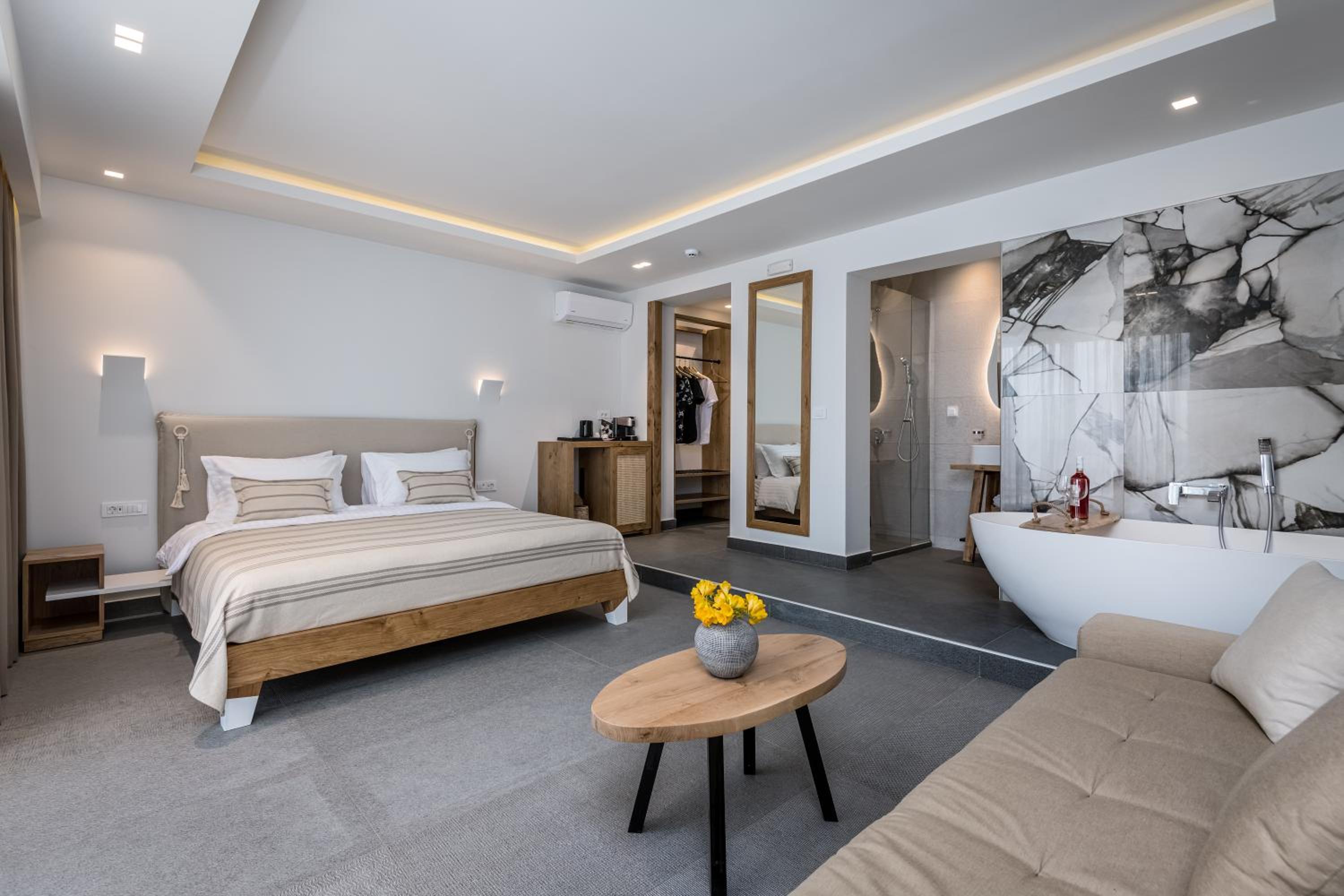 Deluxe Suite - Photo 7