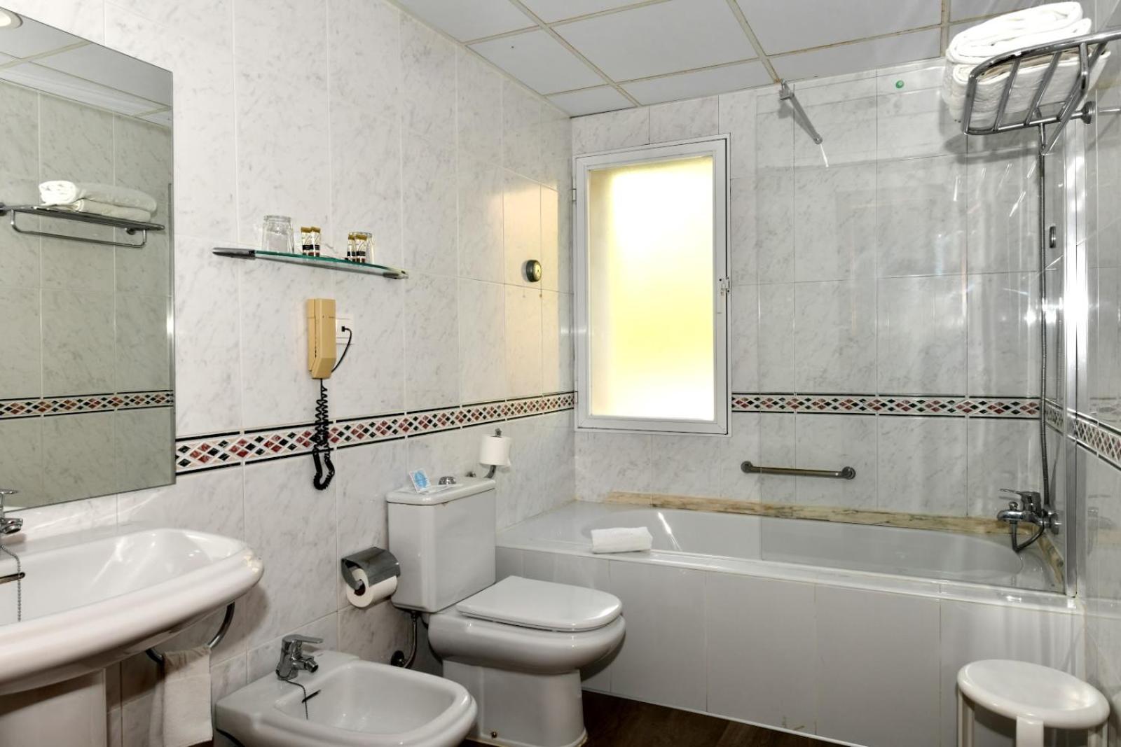 Standard Double Room - Photo 2