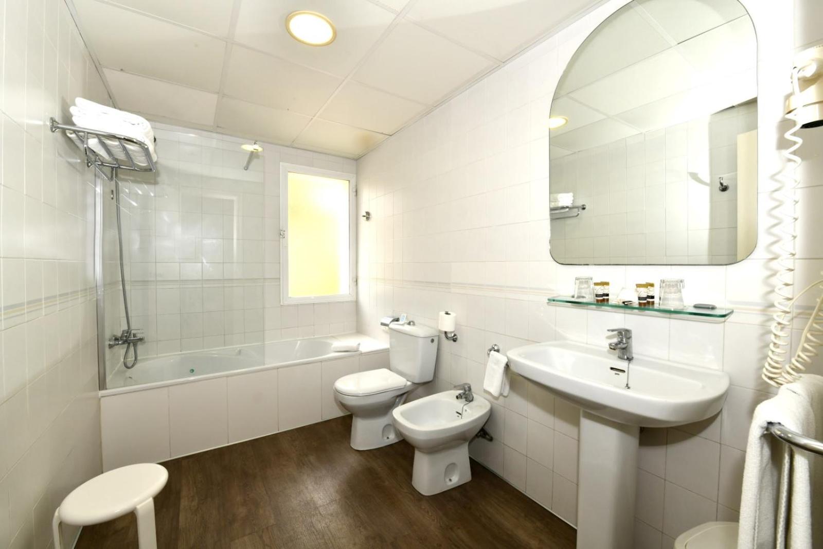 Standard Double Room - Photo 8