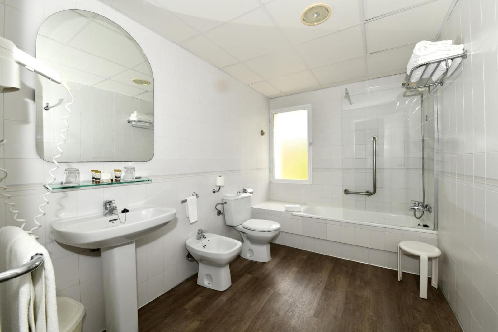 Standard Double Room - Photo 7