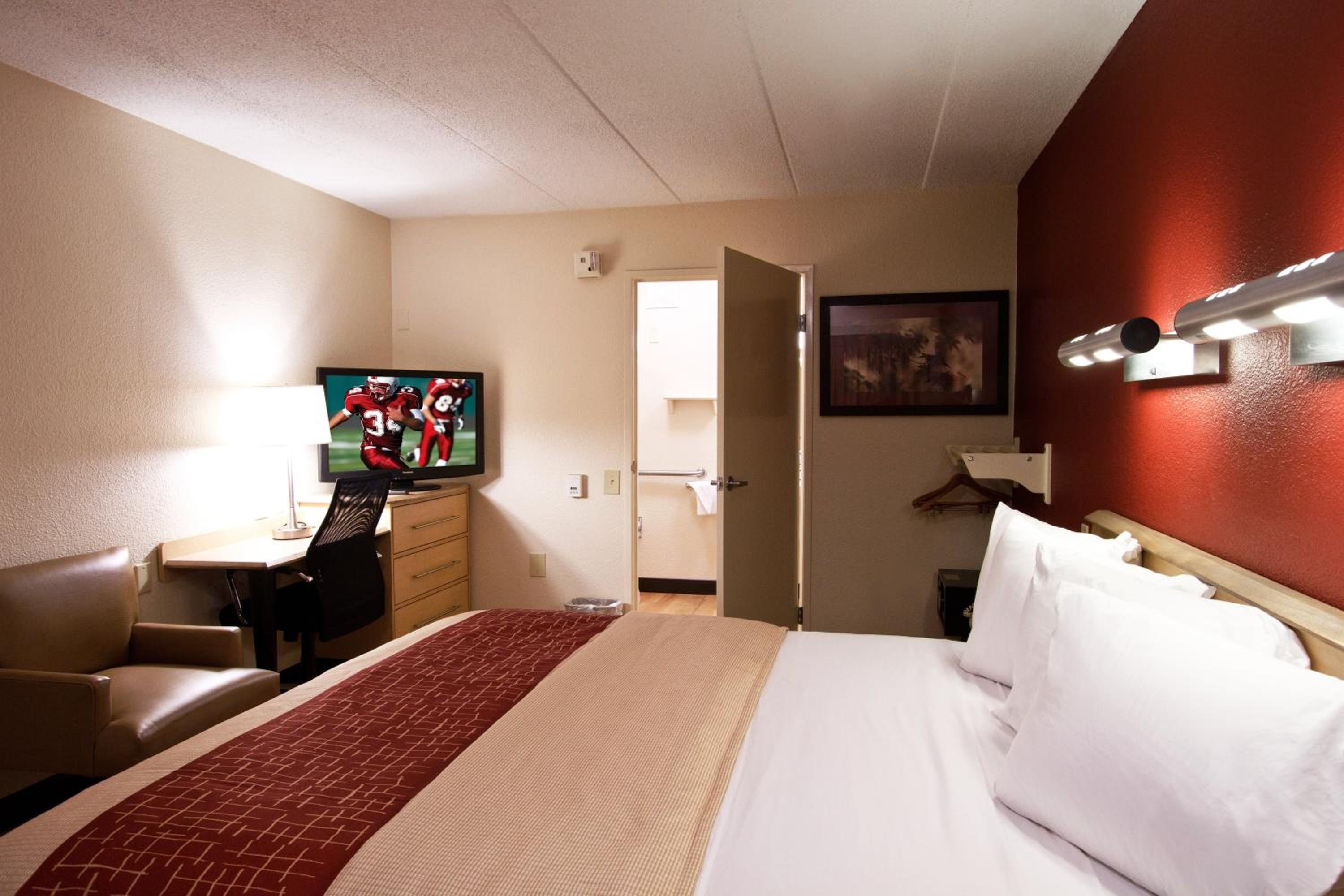 Superior King Room Disability Access Smoke Free - Photo 5