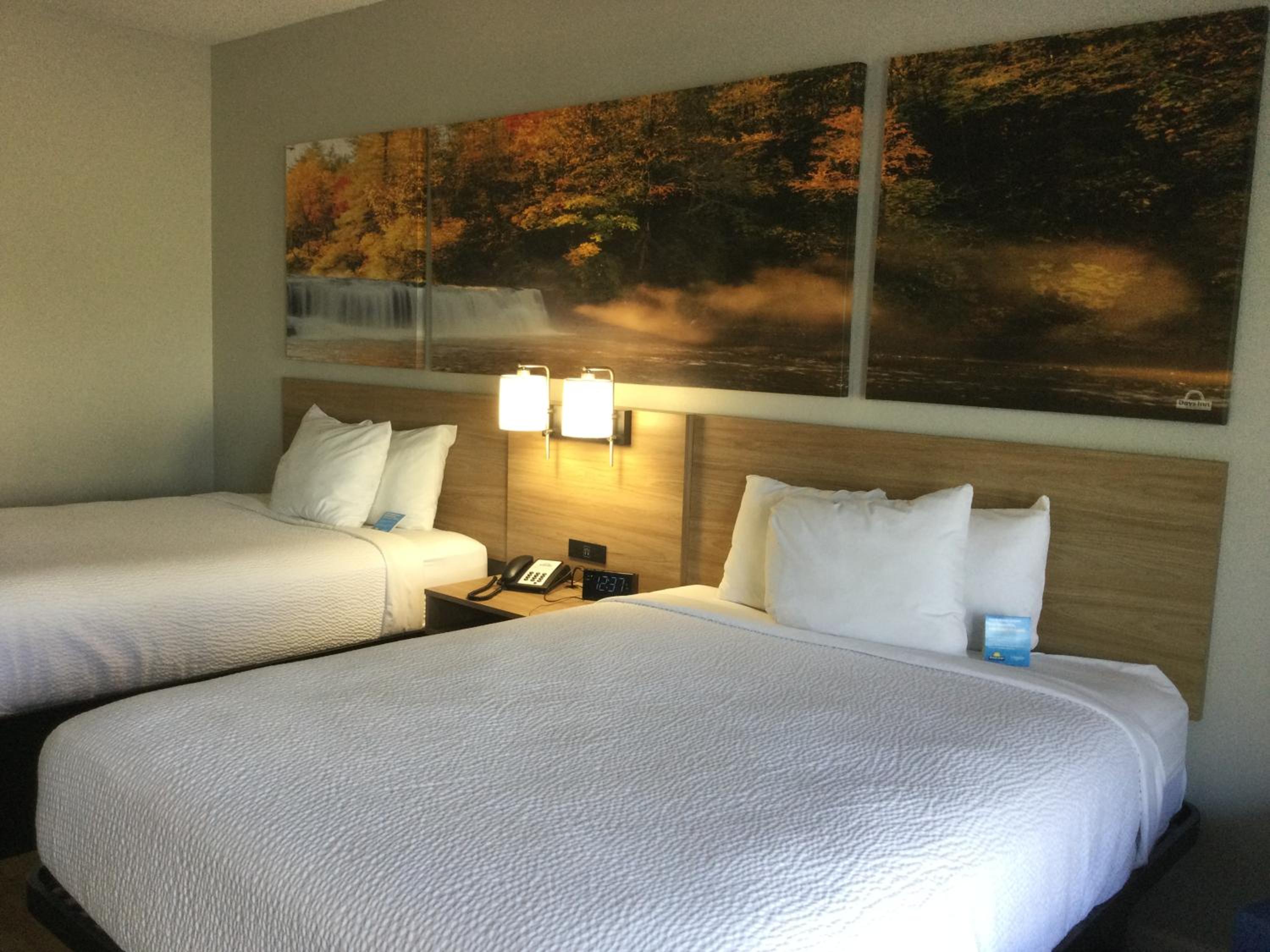 Queen Suite with Two Queen Beds - Smoking - Photo 6