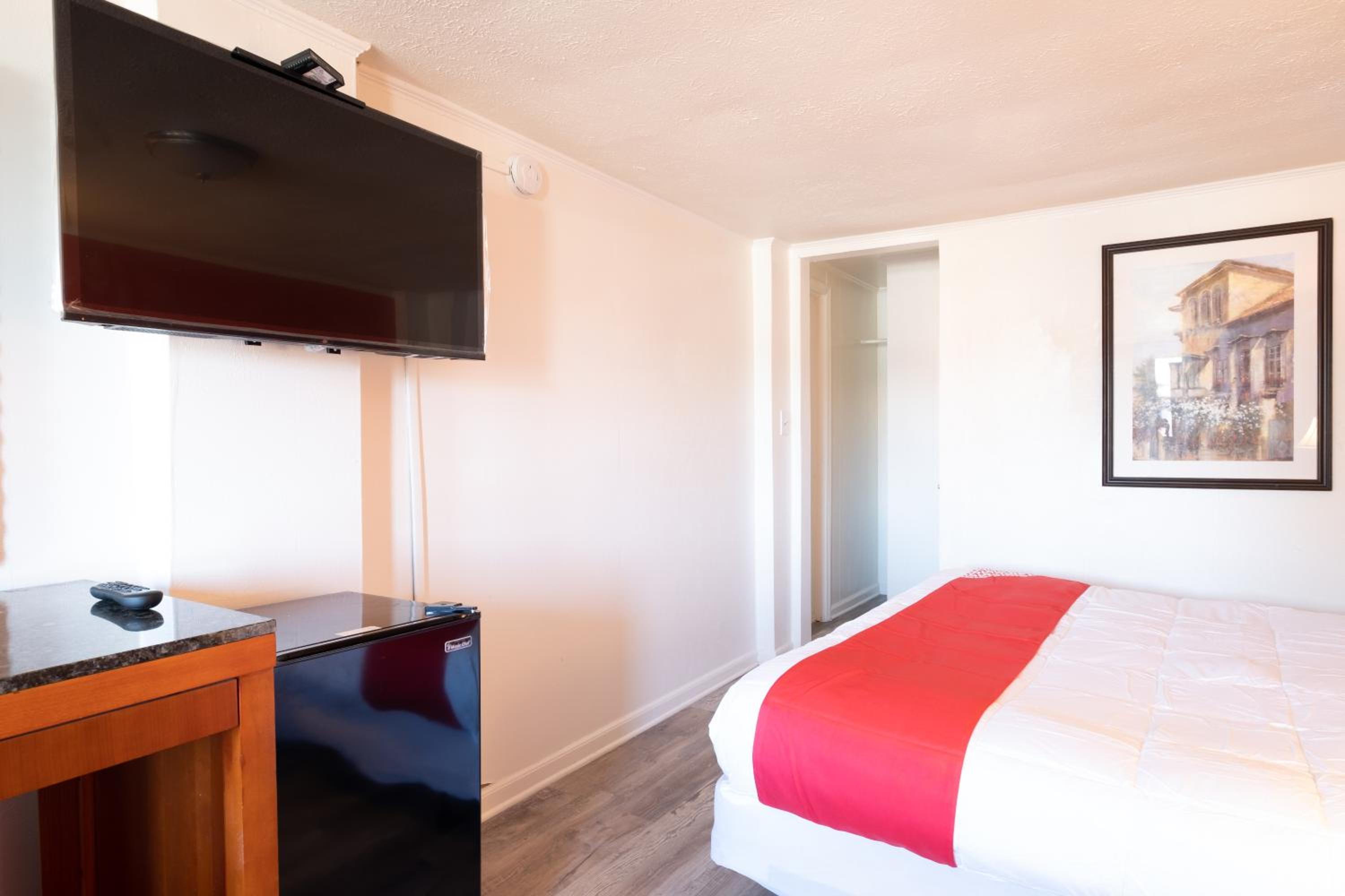 Premium King Bed - Photo 3