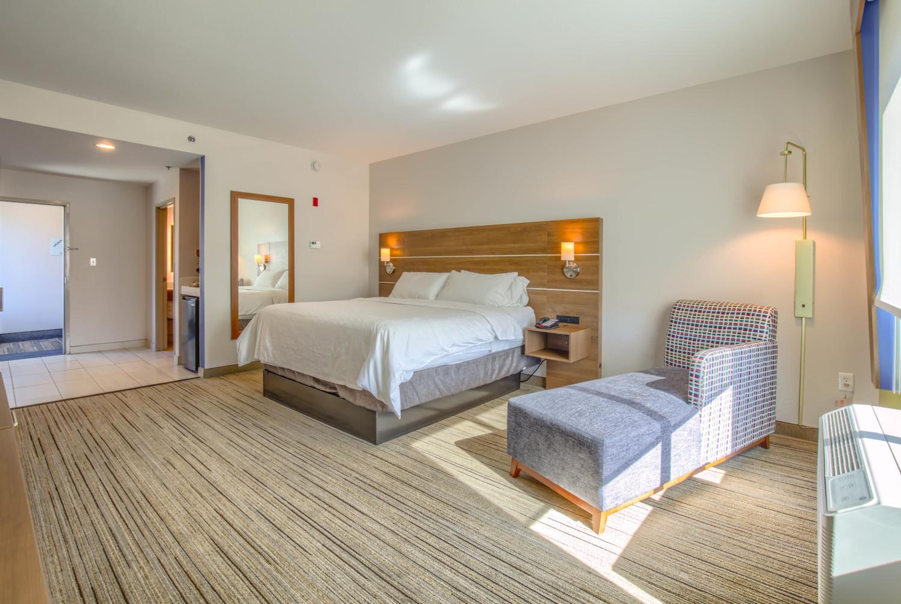 Standard King Room - Photo 5