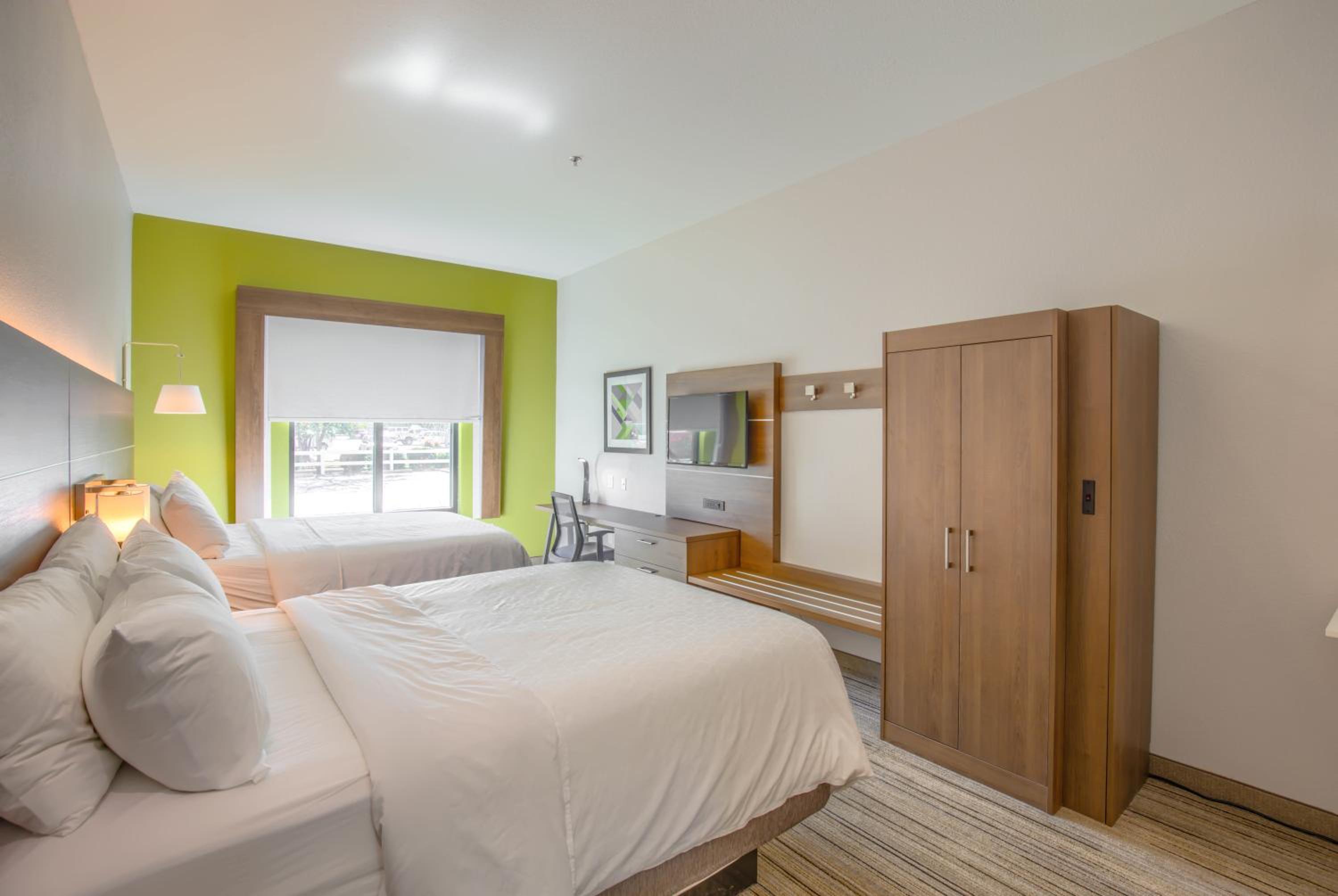 Standard Room with Two Queen Beds - Photo 4