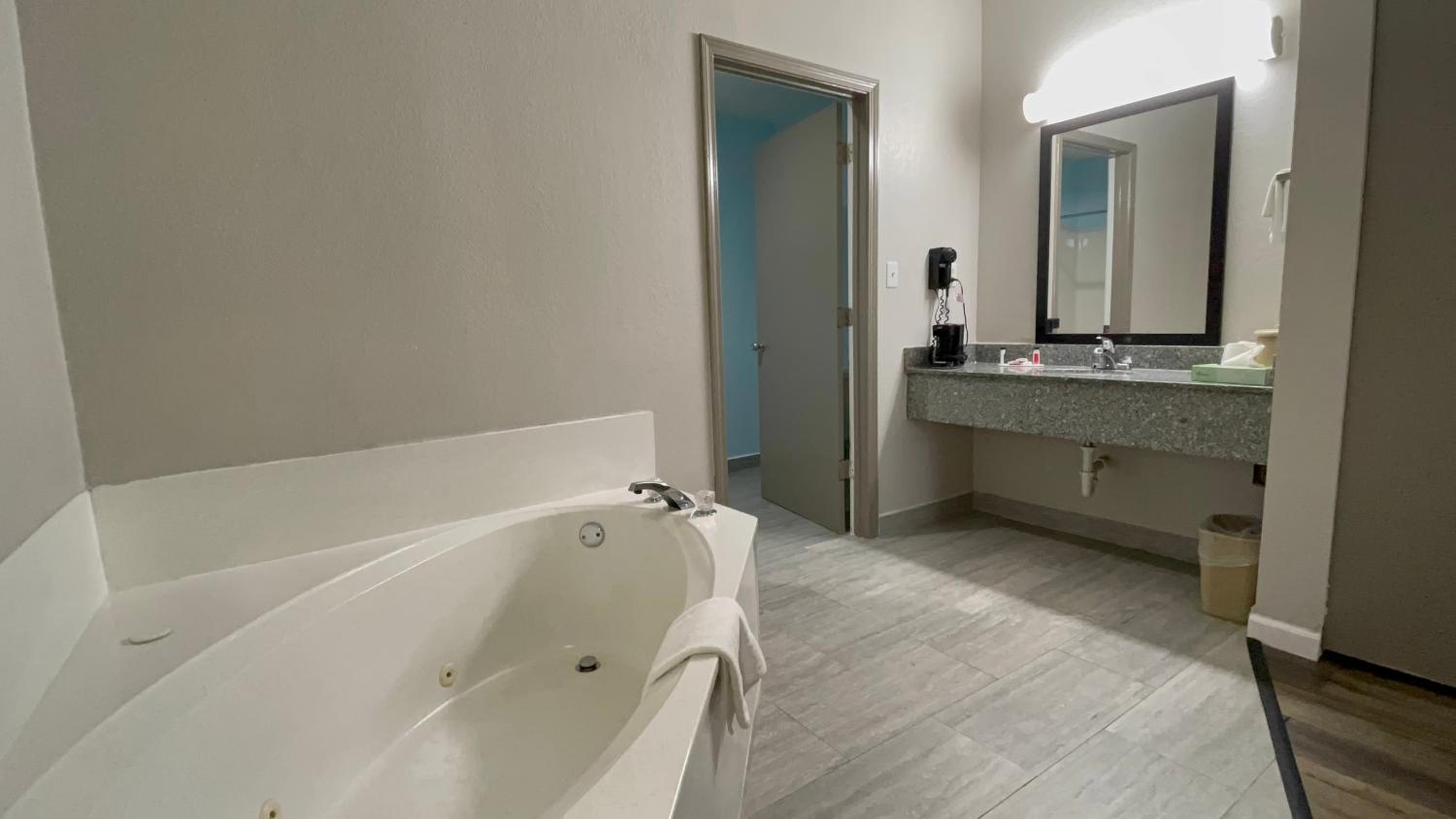 Deluxe King Suite - Non-Smoking - Photo 4