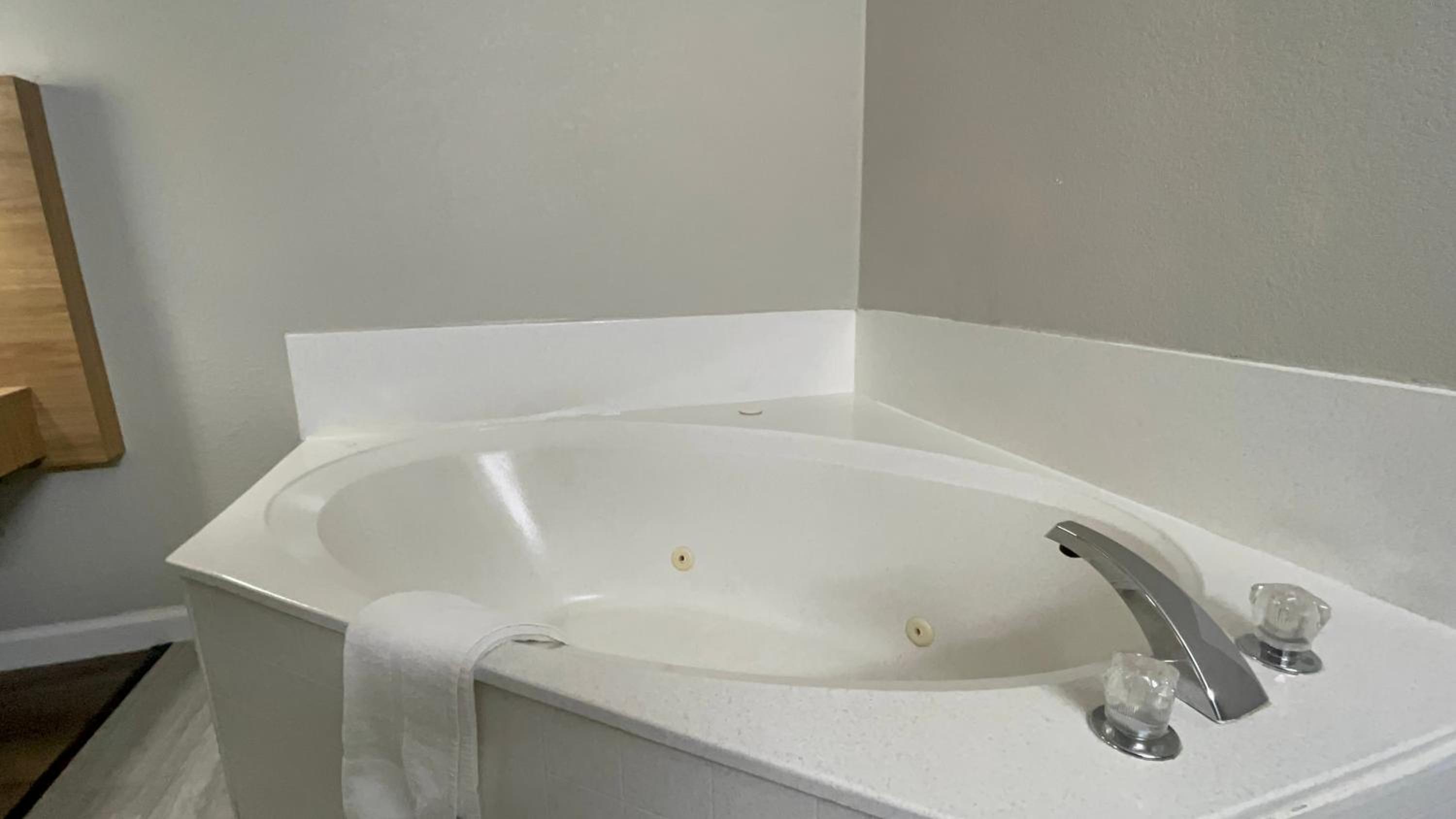 Deluxe King Suite - Non-Smoking - Photo 5