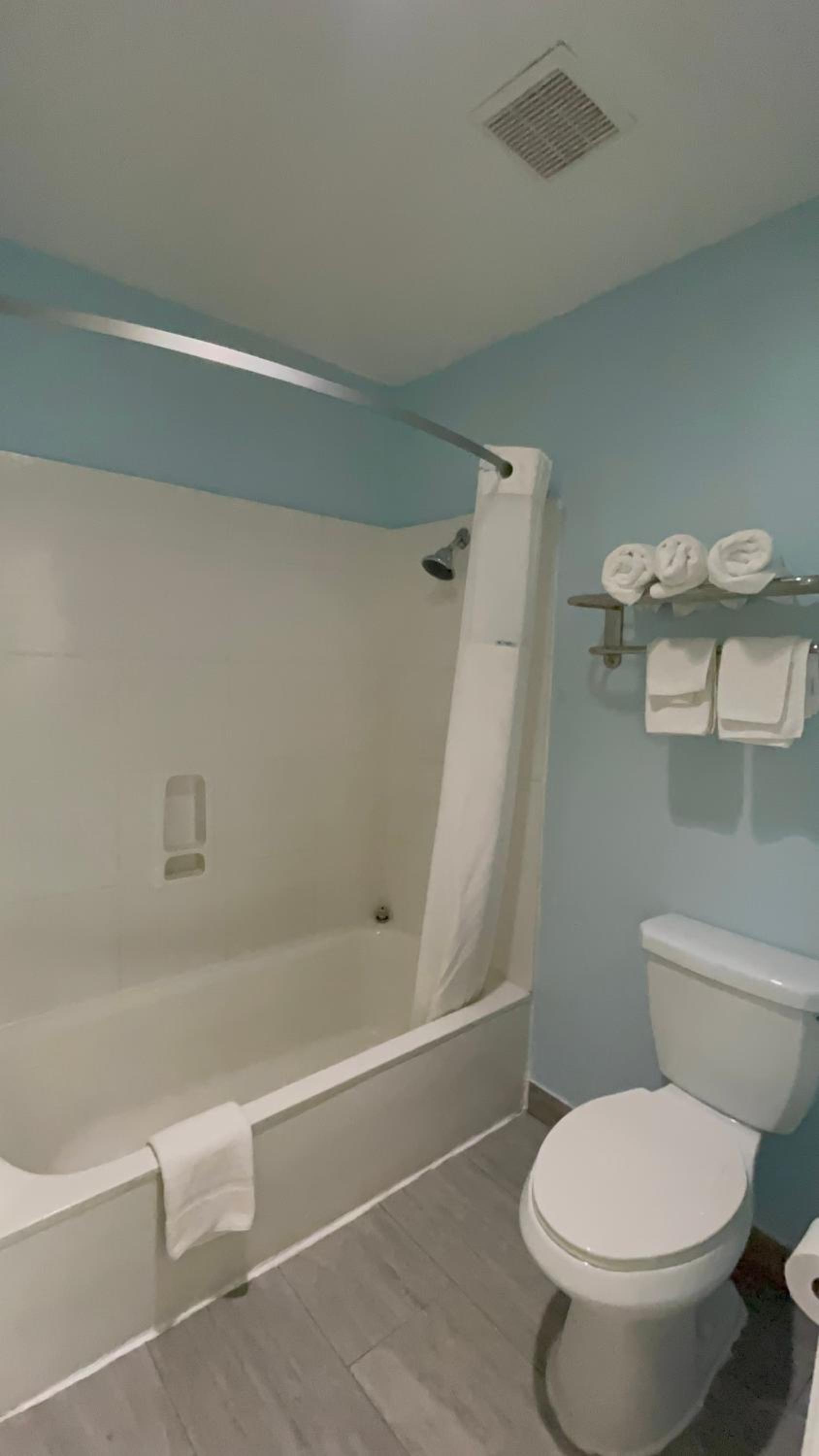 Queen Suite with Two Queen Beds - Smoking - Photo 3