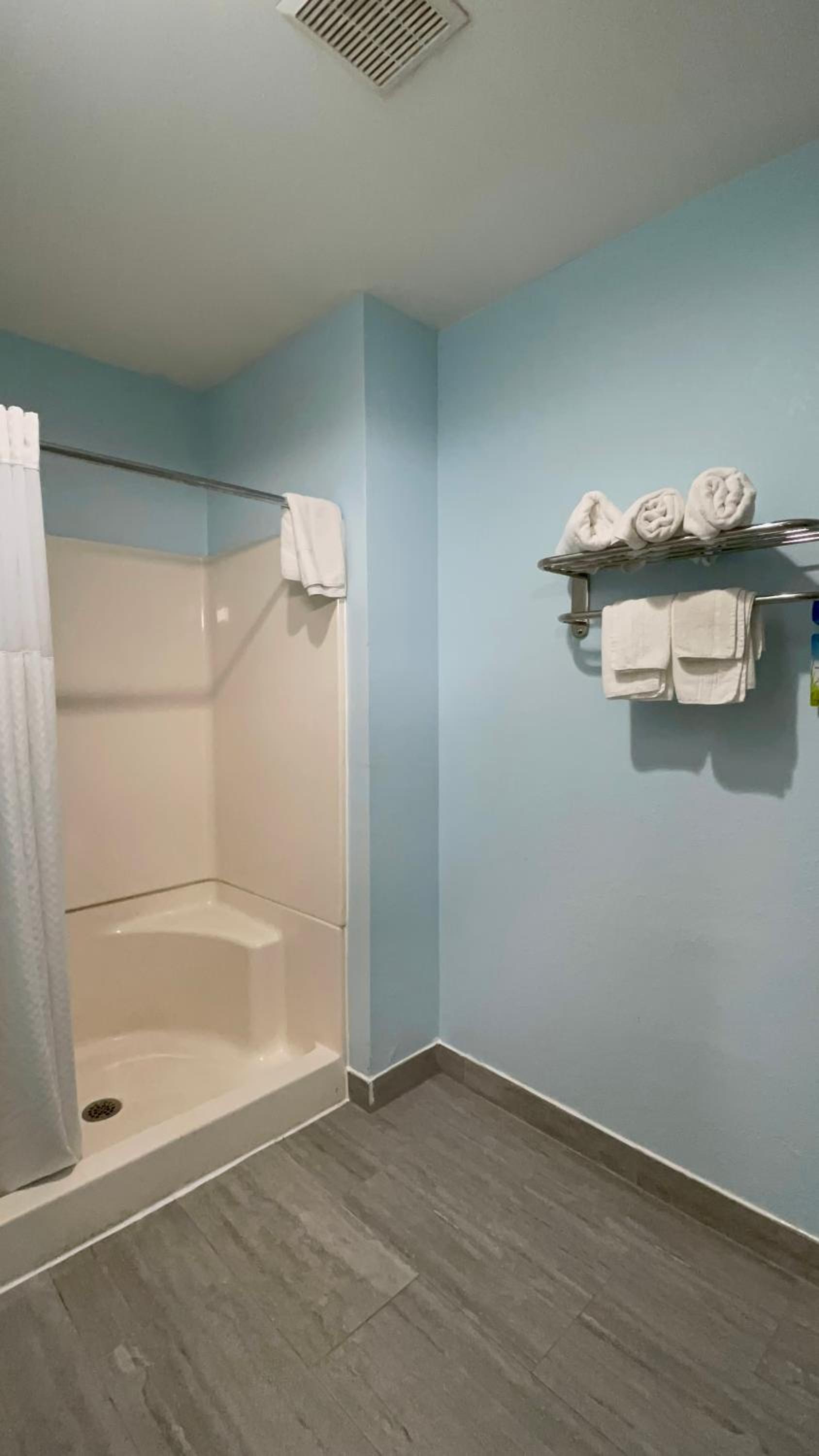 Deluxe King Suite - Non-Smoking - Photo 2