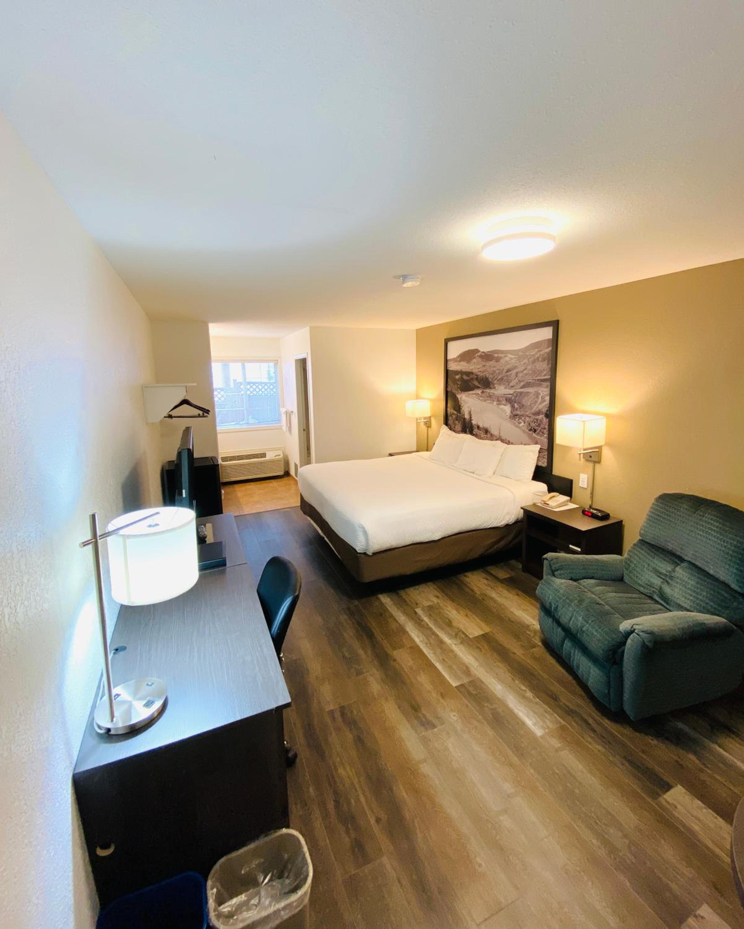 King Room - Non-Smoking photo 2