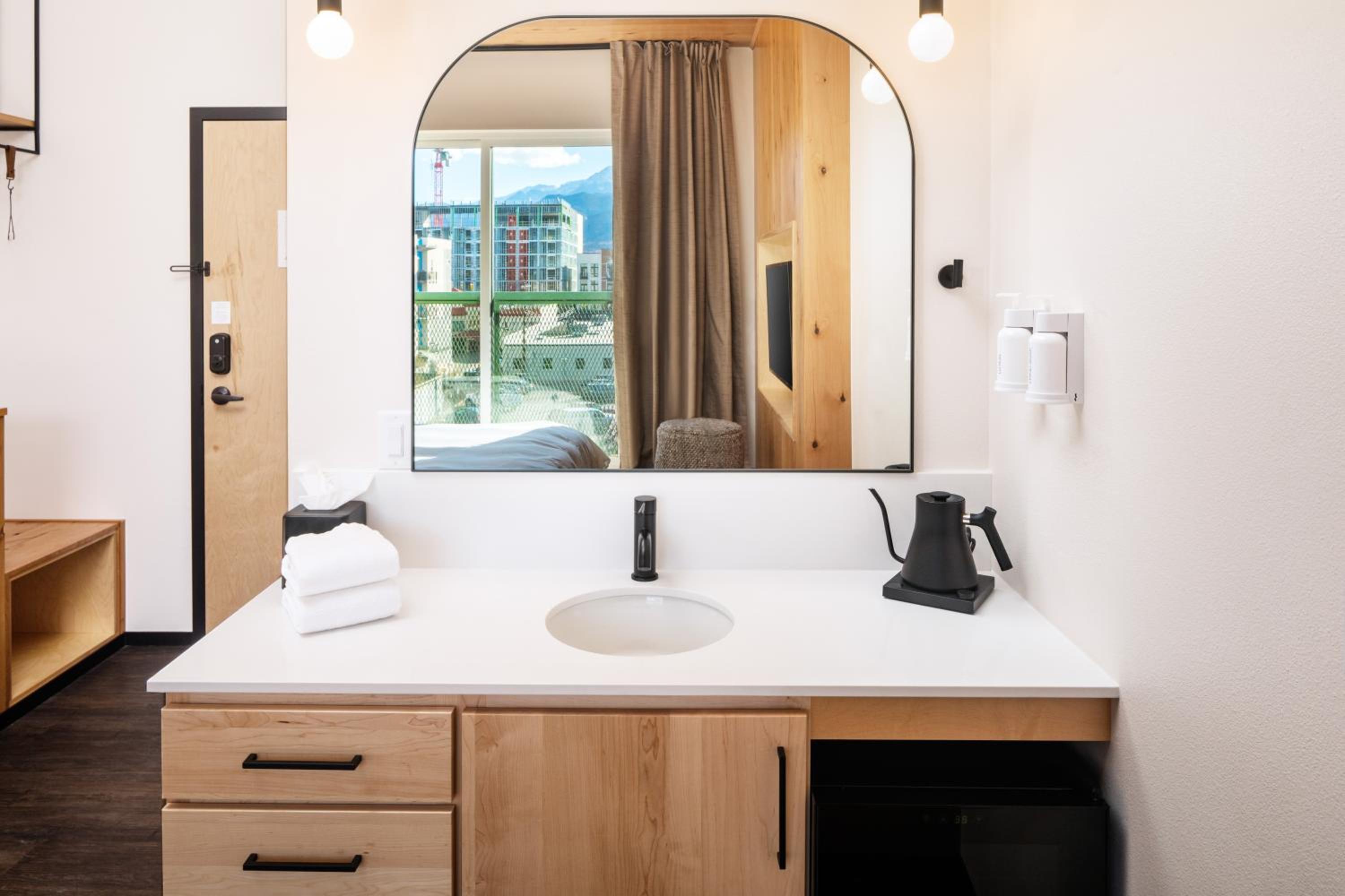 Mountain Junior Queen Suite - Photo 10