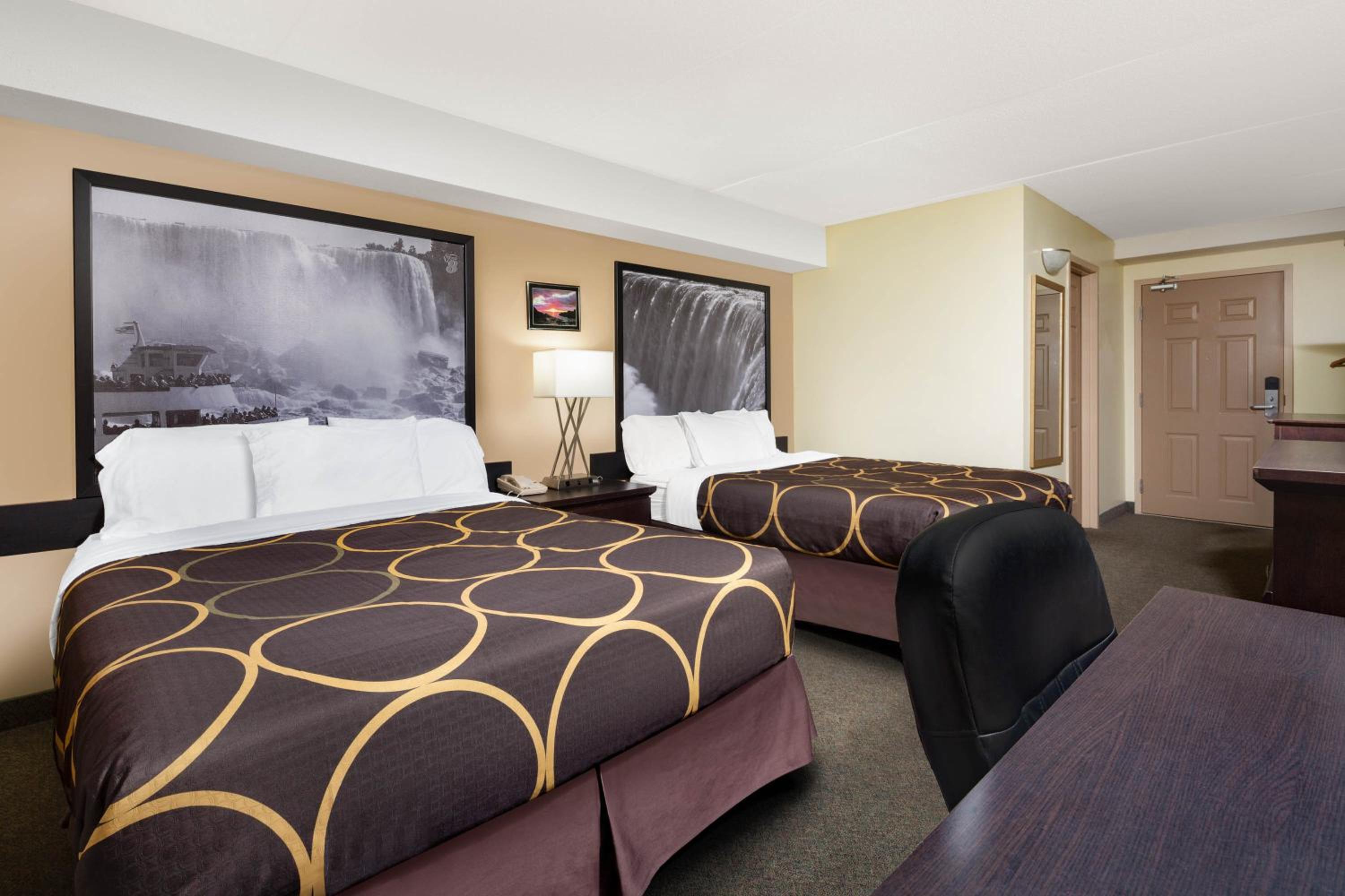 Queen Room with Two Queen Beds - Non-Smoking - Photo 4