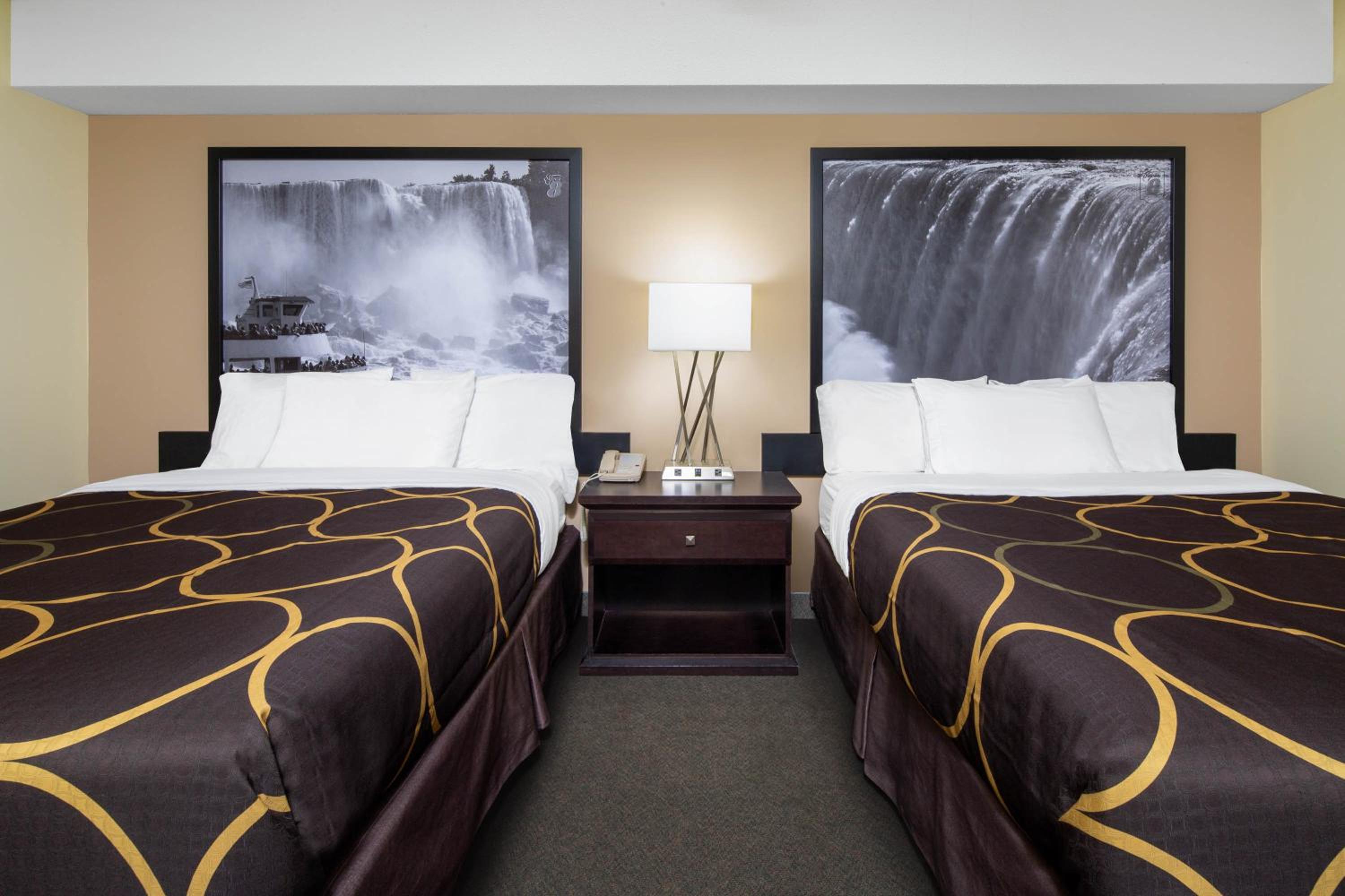 Queen Room with Two Queen Beds - Non-Smoking - Photo 3