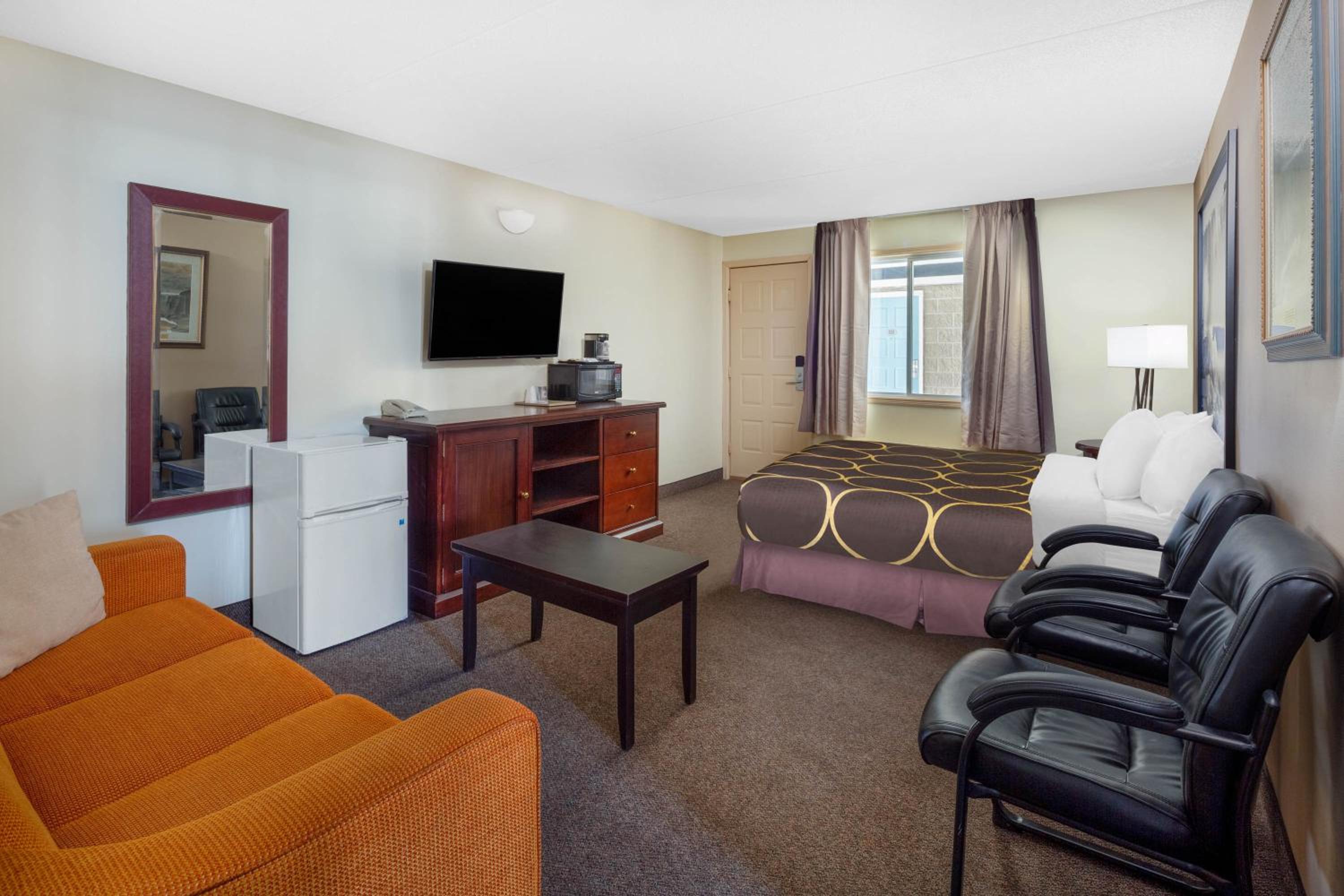 Two-Bedroom Family Suite with Two Queen Beds - Non-Smoking - Photo 5