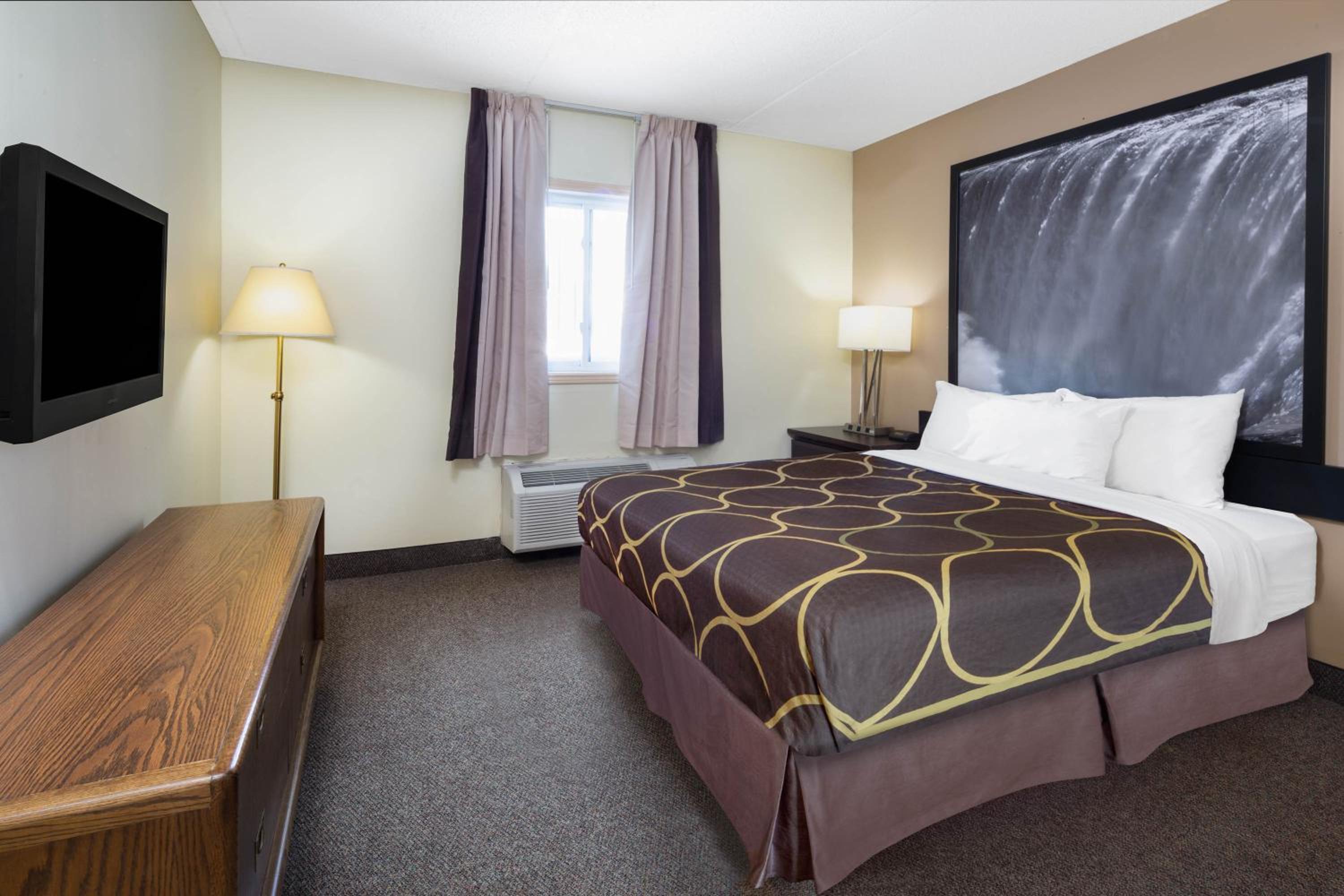Two-Bedroom Family Suite with Two Queen Beds - Non-Smoking - Photo 4