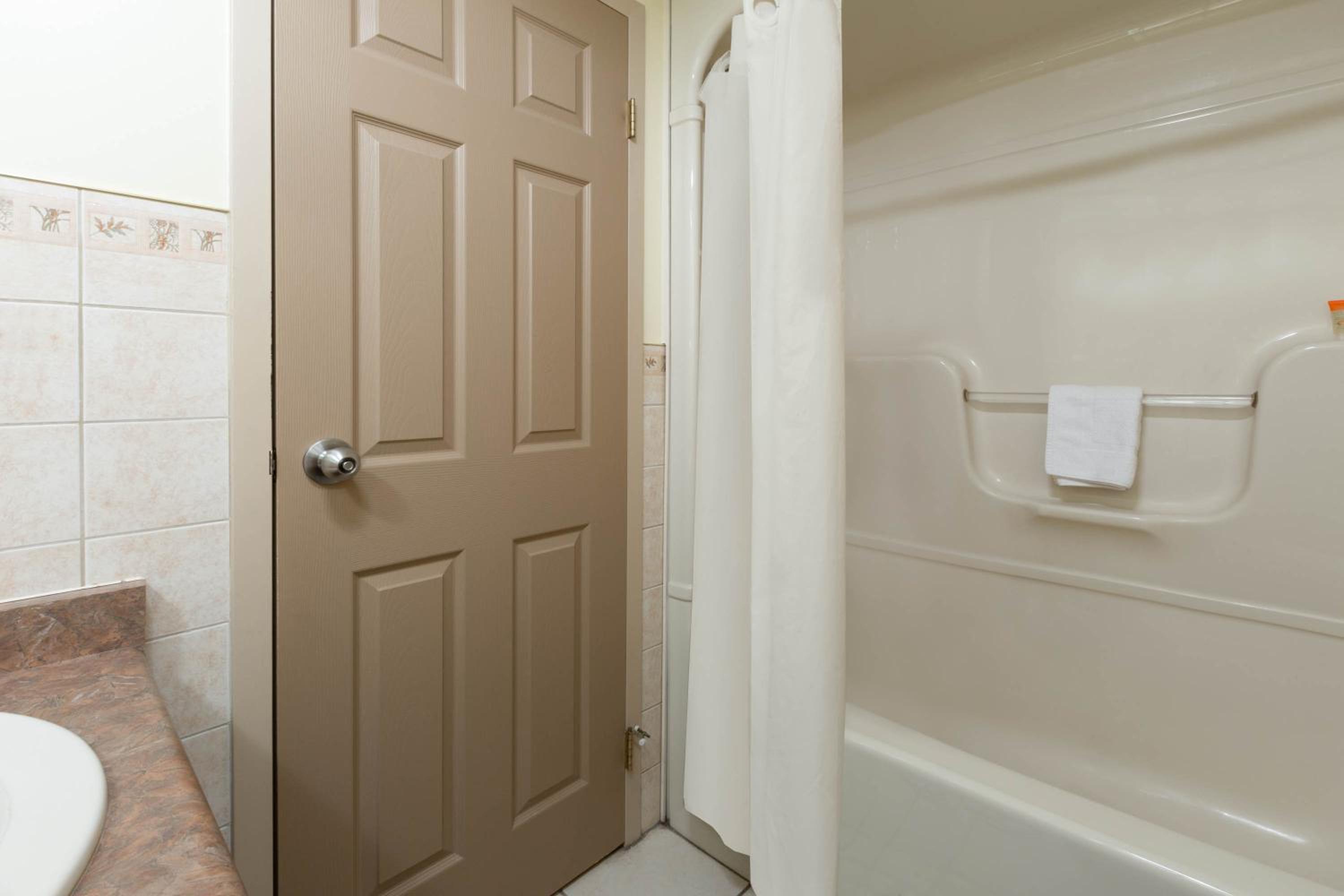 Queen Room with Two Queen Beds - Non-Smoking - Photo 5