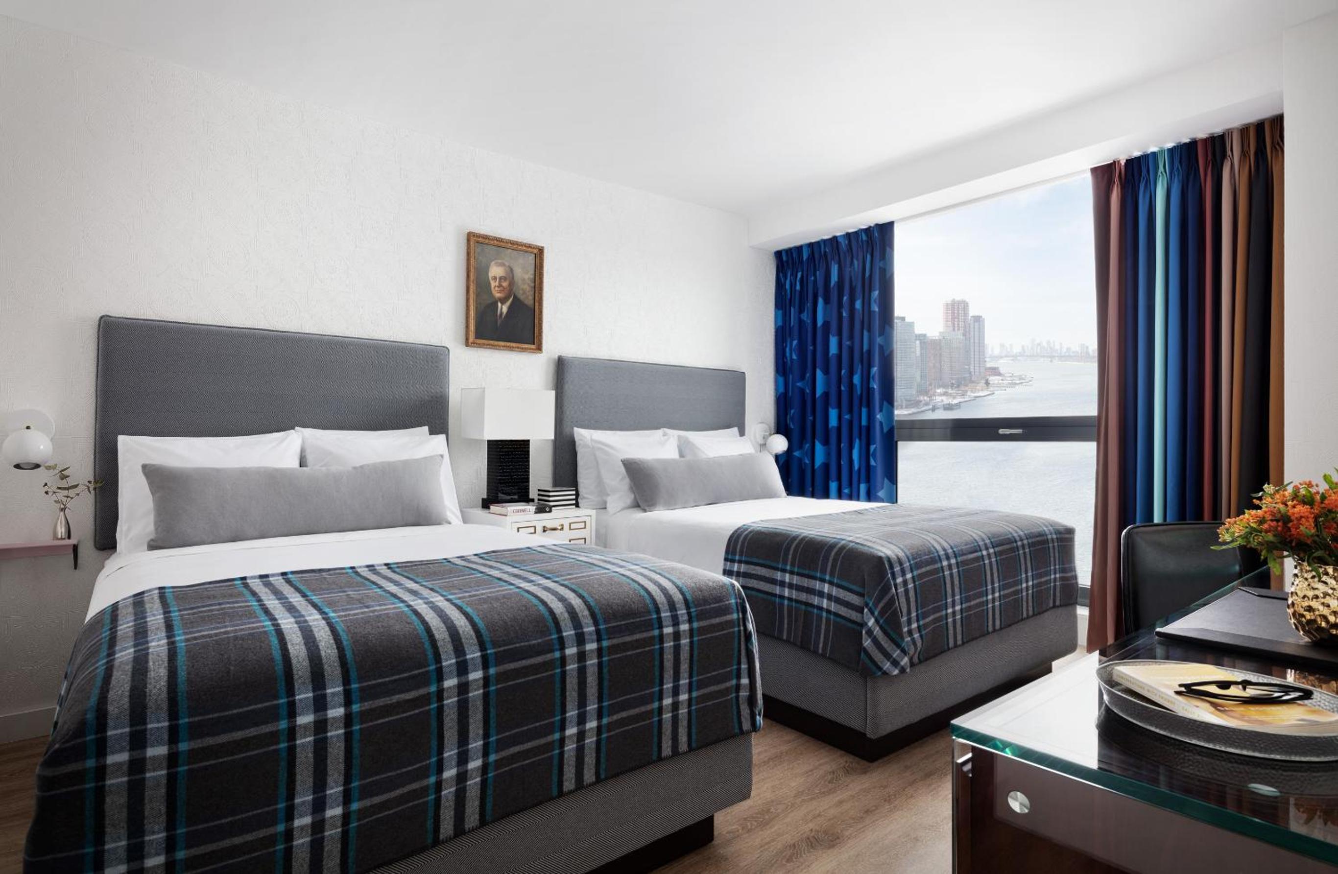 Graduate Queen Room with Two Queen Beds and Skyline View photo 1