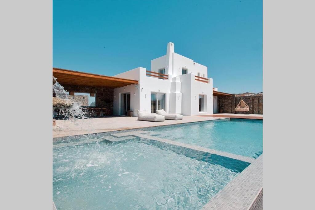 Villa - Photo 2